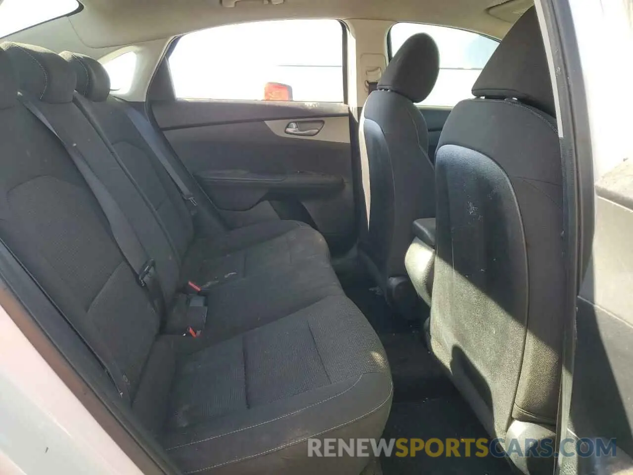 10 Фотография поврежденного автомобиля 3KPF24AD6KE110512 KIA FORTE 2019