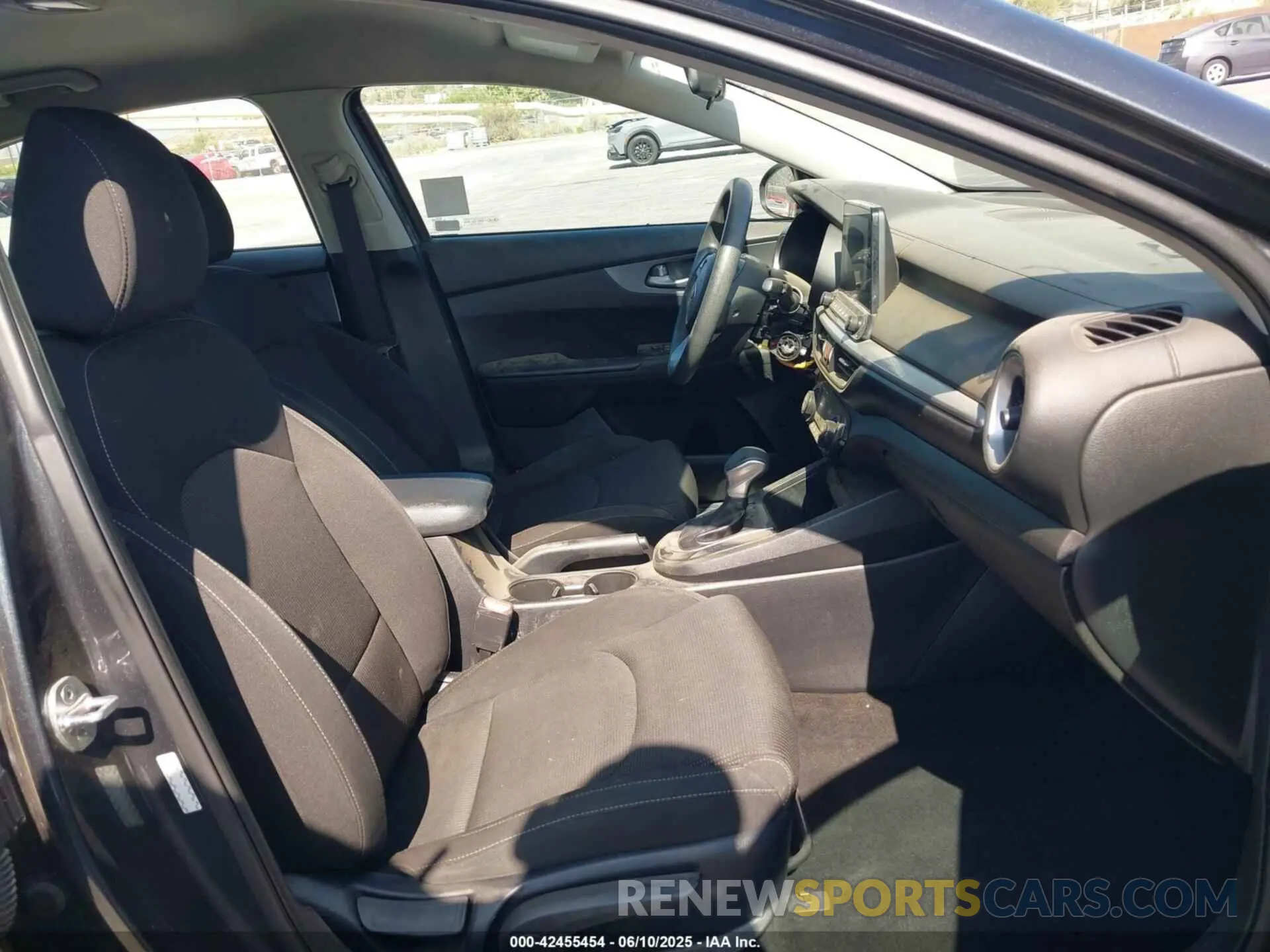 5 Photograph of a damaged car 3KPF24AD8KE104761 KIA FORTE 2019