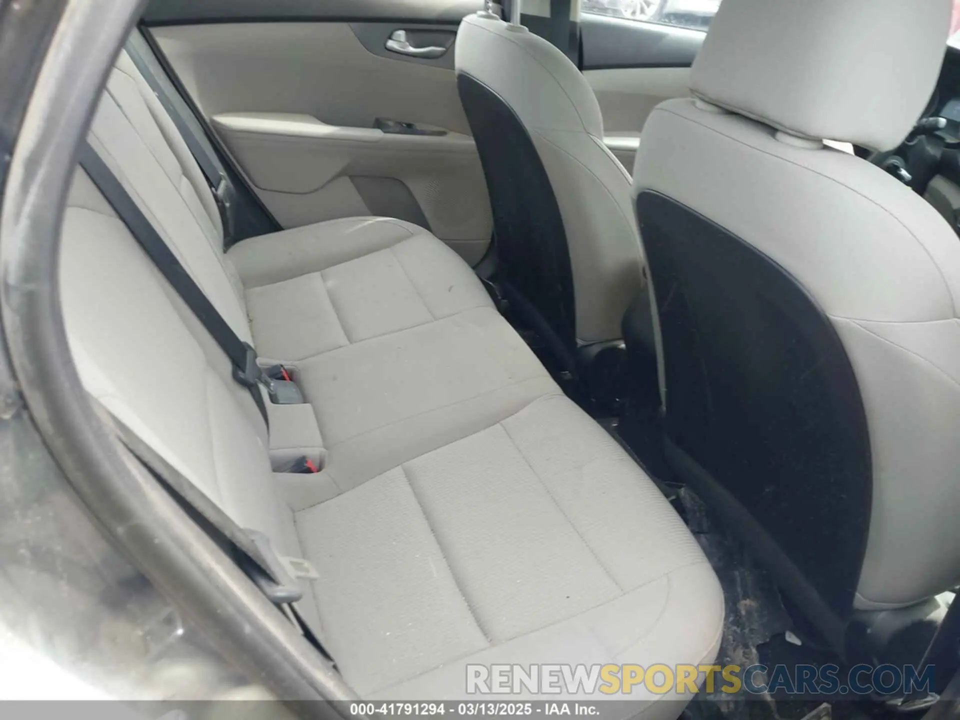 8 Фотография поврежденного автомобиля 3KPF24AD9KE033831 KIA FORTE 2019