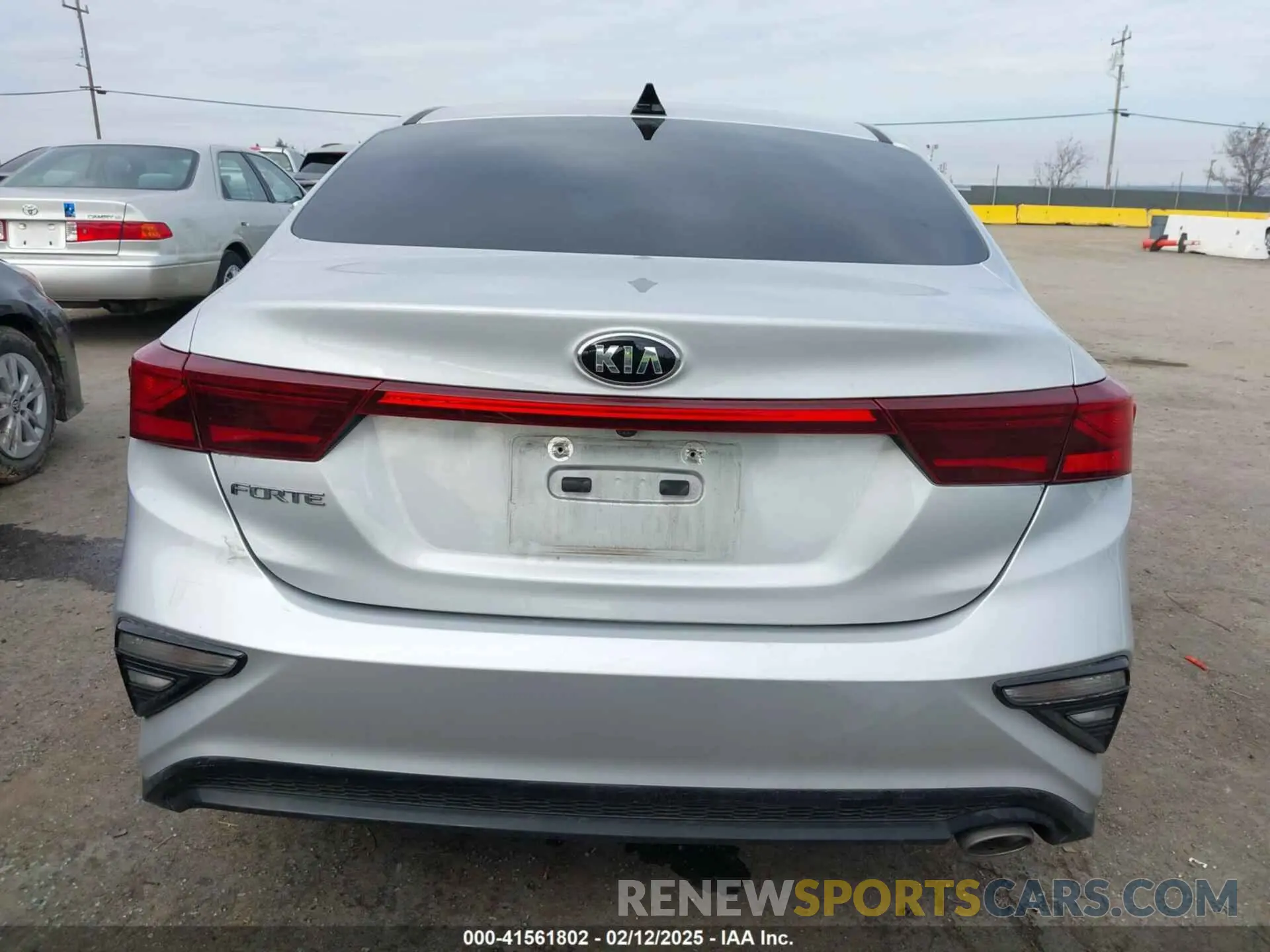 17 Photograph of a damaged car 3KPF24AD9KE042044 KIA FORTE 2019