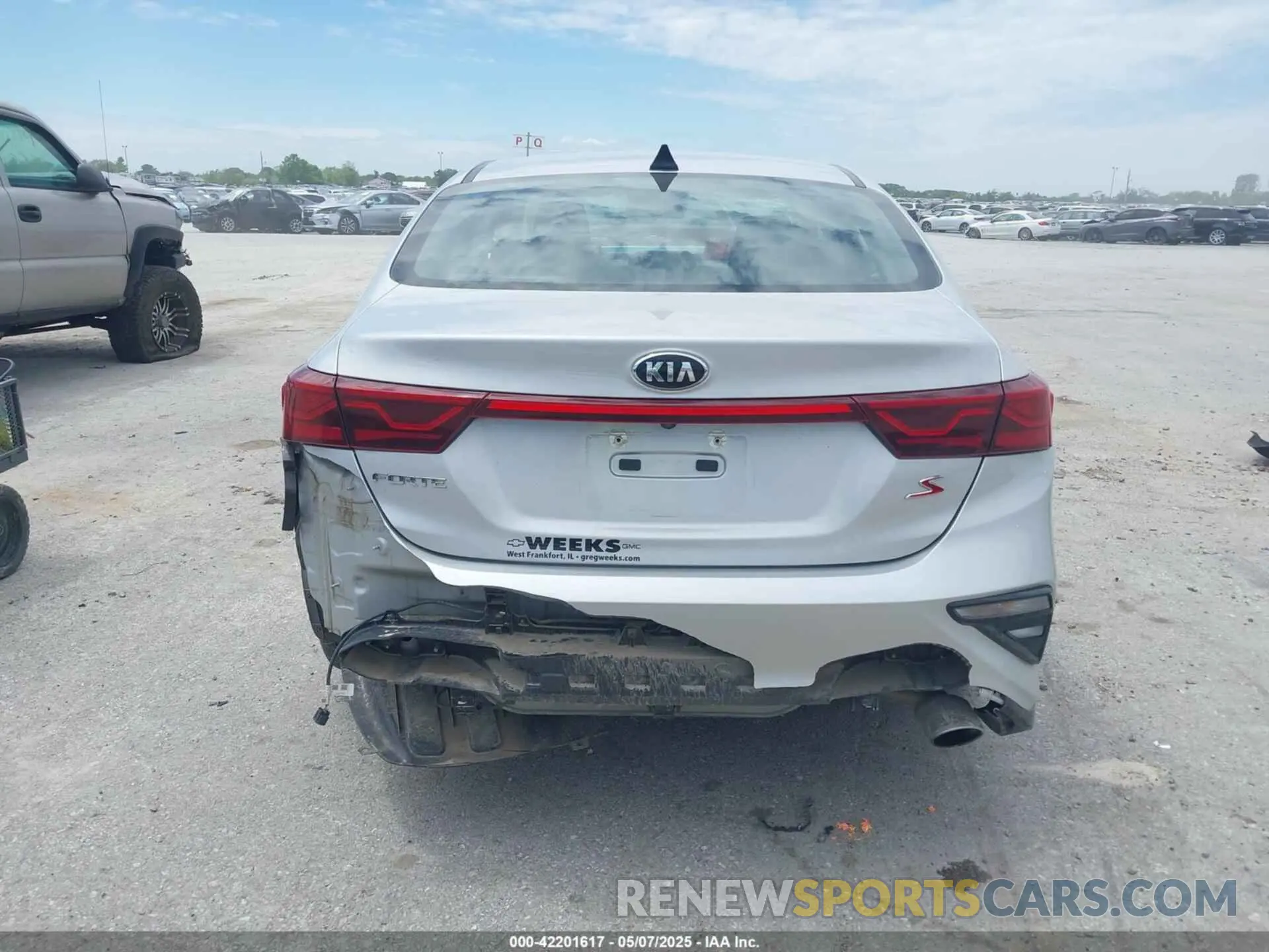 17 Photograph of a damaged car 3KPF34AD0KE042219 KIA FORTE 2019