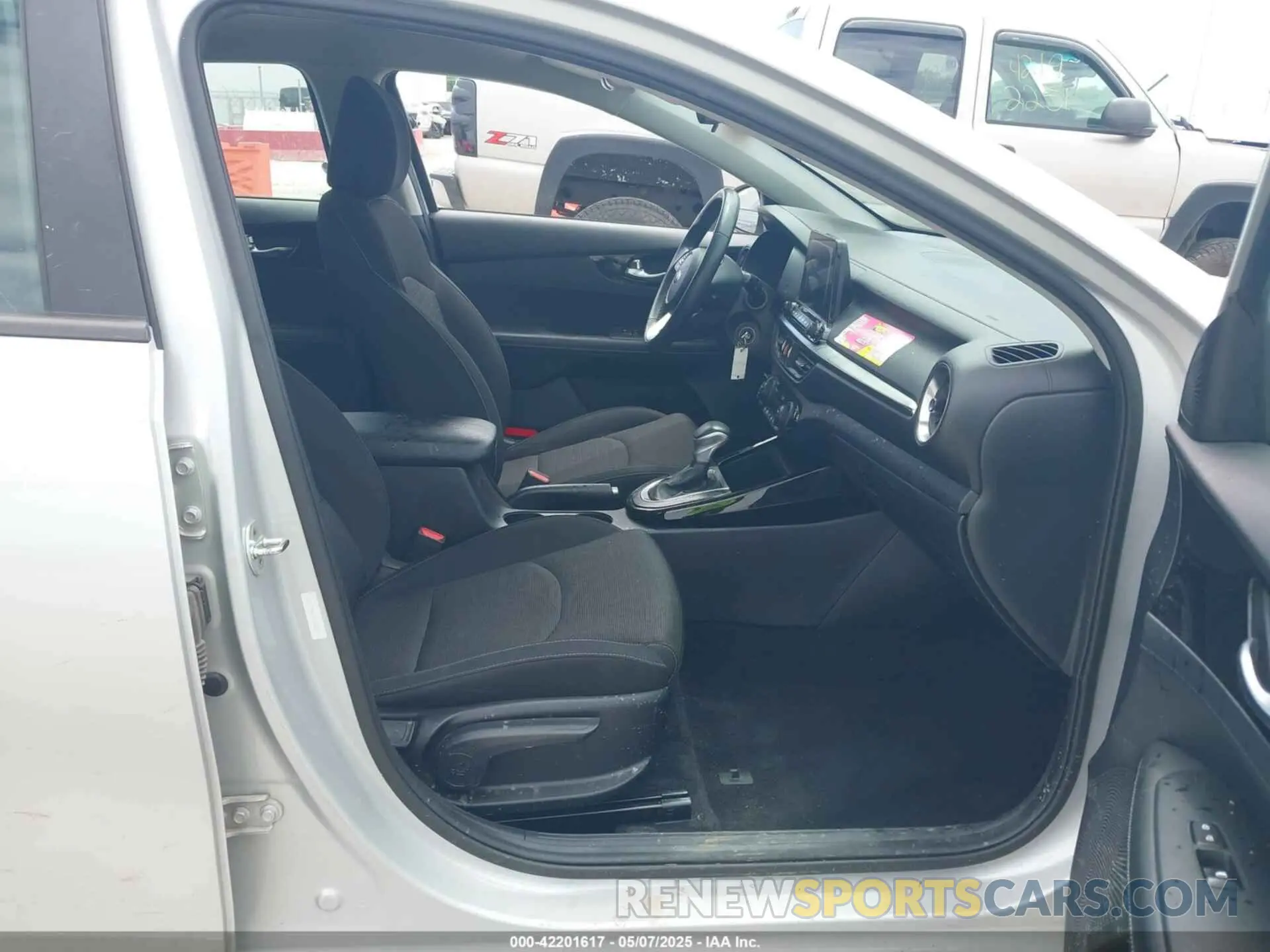 5 Photograph of a damaged car 3KPF34AD0KE042219 KIA FORTE 2019