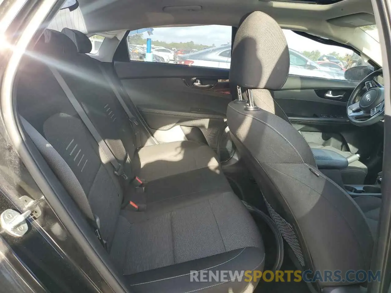 10 Фотография поврежденного автомобиля 3KPF34AD6KE043259 KIA FORTE 2019