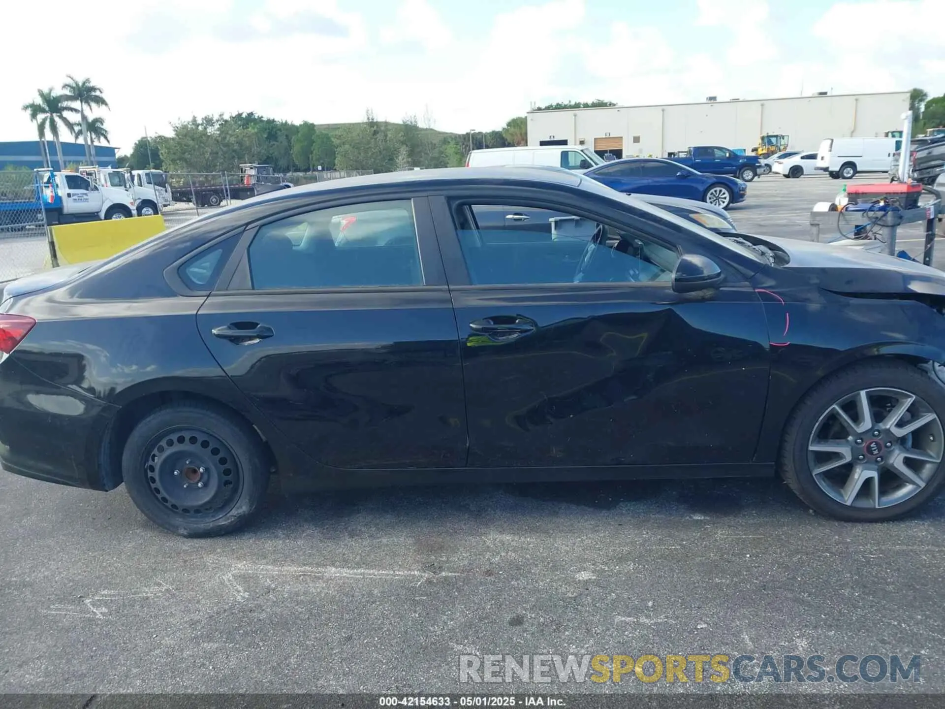 14 Photograph of a damaged car 3KPF24AD1LE212690 KIA FORTE 2020