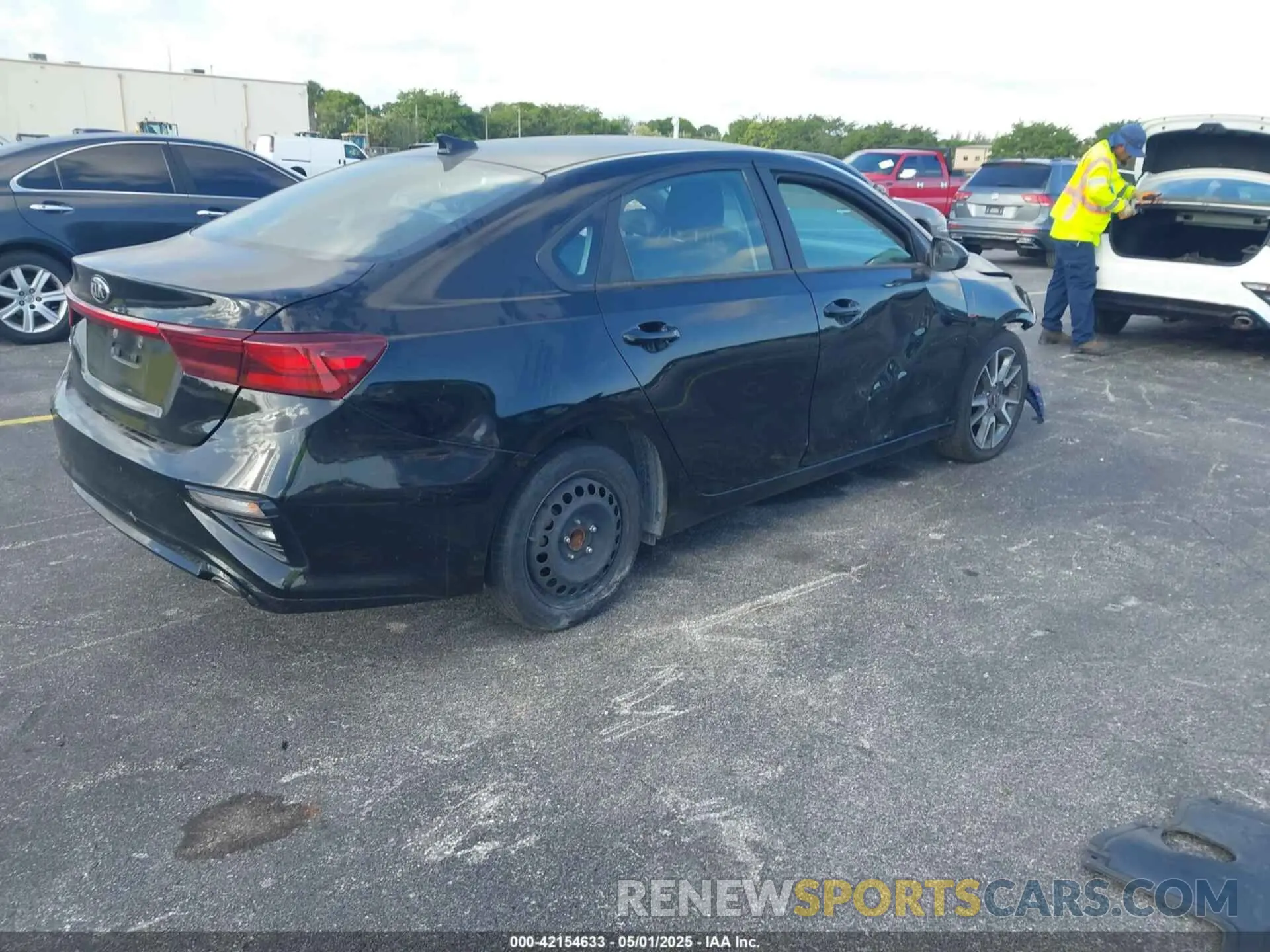 4 Photograph of a damaged car 3KPF24AD1LE212690 KIA FORTE 2020