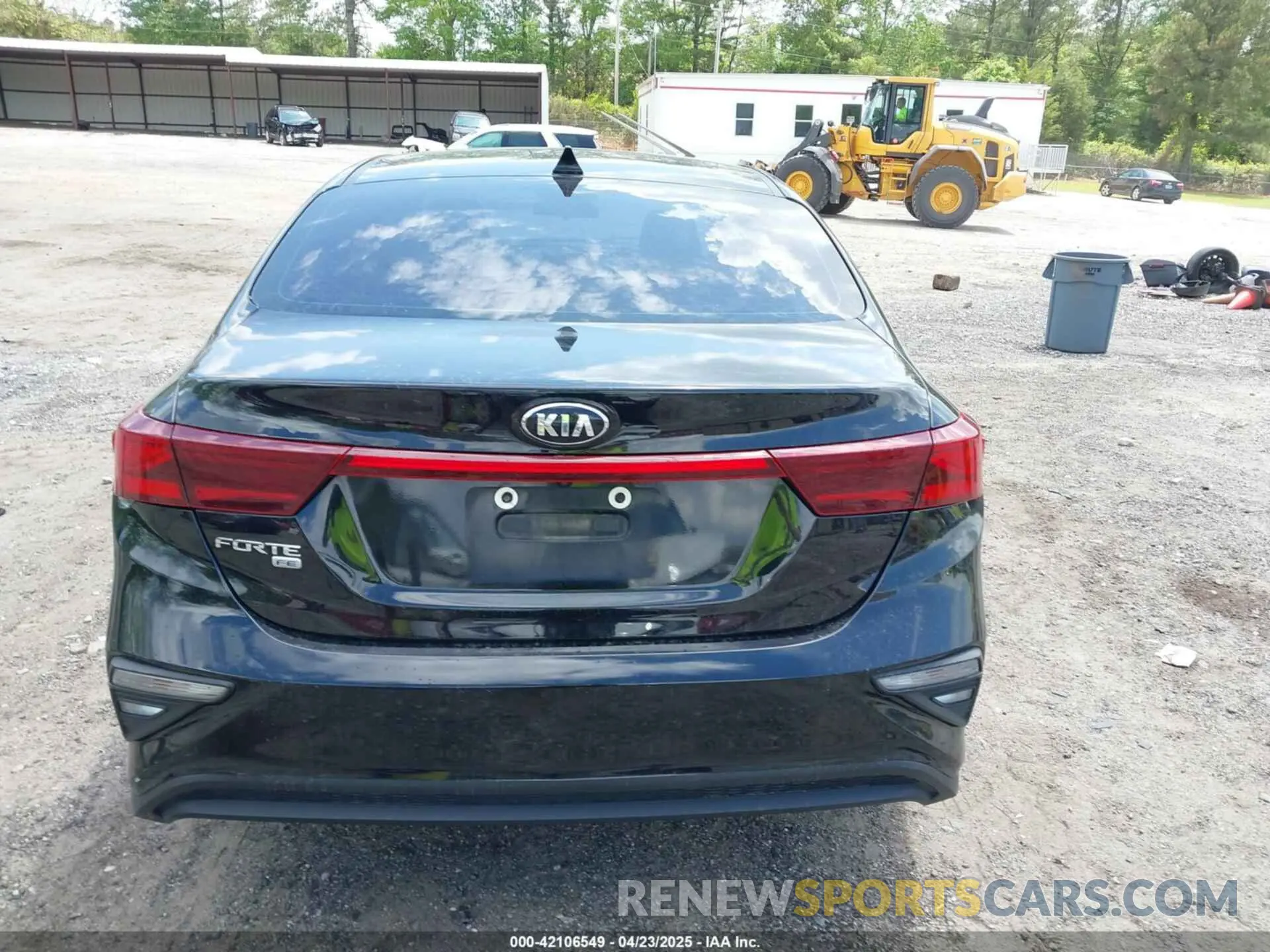 17 Photograph of a damaged car 3KPF24AD1LE257371 KIA FORTE 2020
