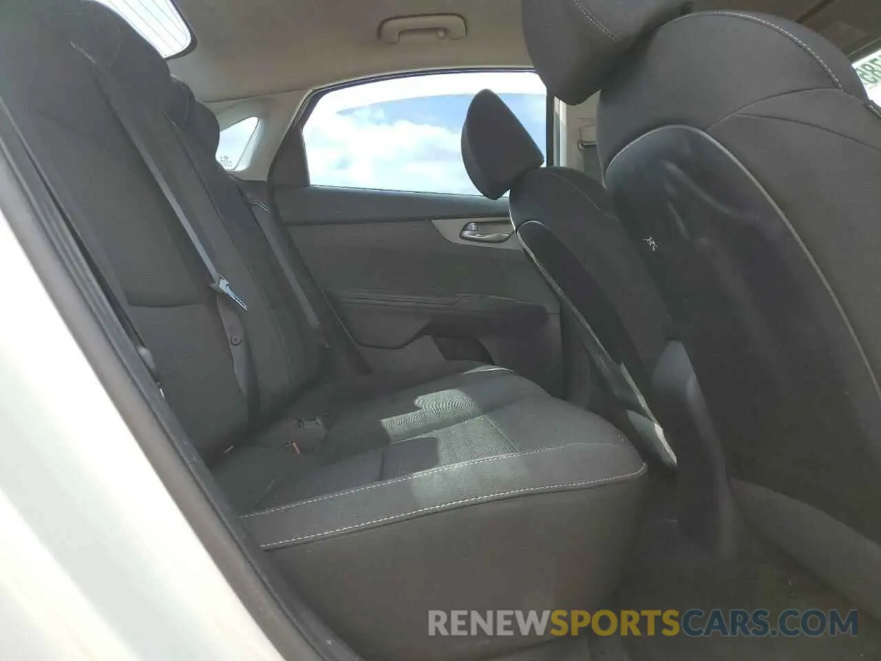 10 Photograph of a damaged car 3KPF24AD2LE233757 KIA FORTE 2020