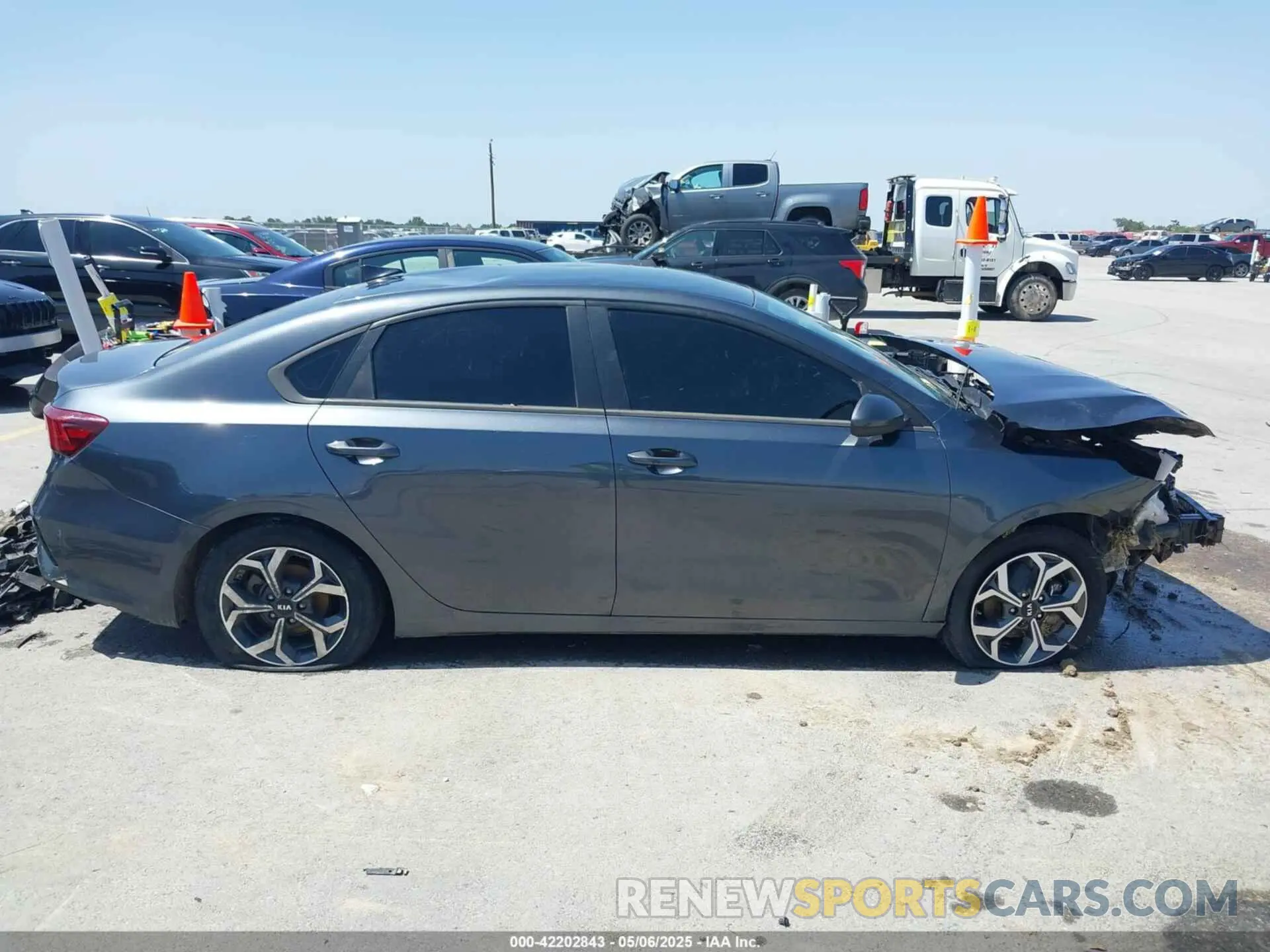 14 Photograph of a damaged car 3KPF24AD3LE260269 KIA FORTE 2020