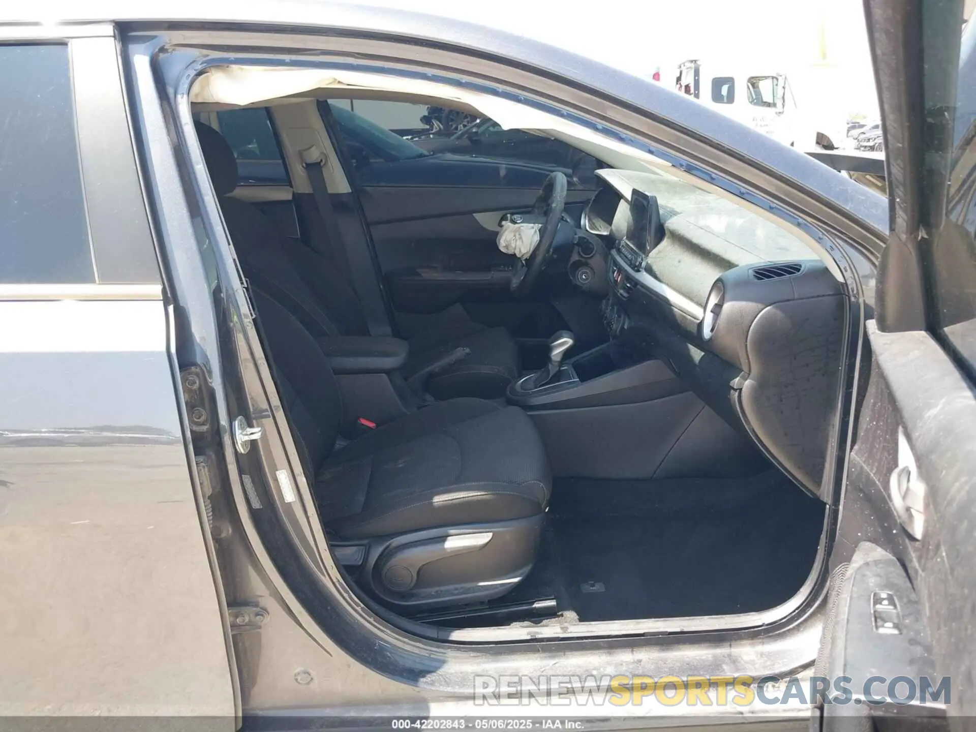 5 Photograph of a damaged car 3KPF24AD3LE260269 KIA FORTE 2020