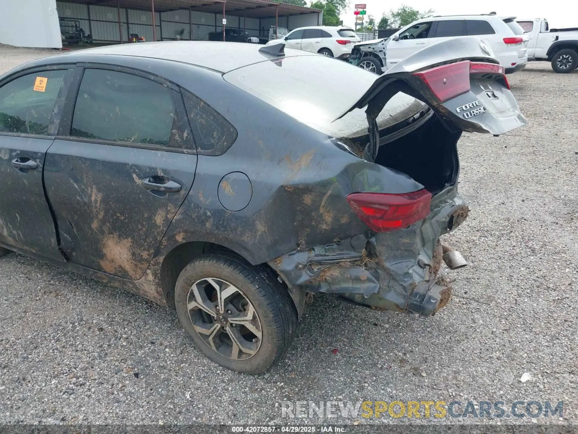 17 Photograph of a damaged car 3KPF24AD4LE223103 KIA FORTE 2020