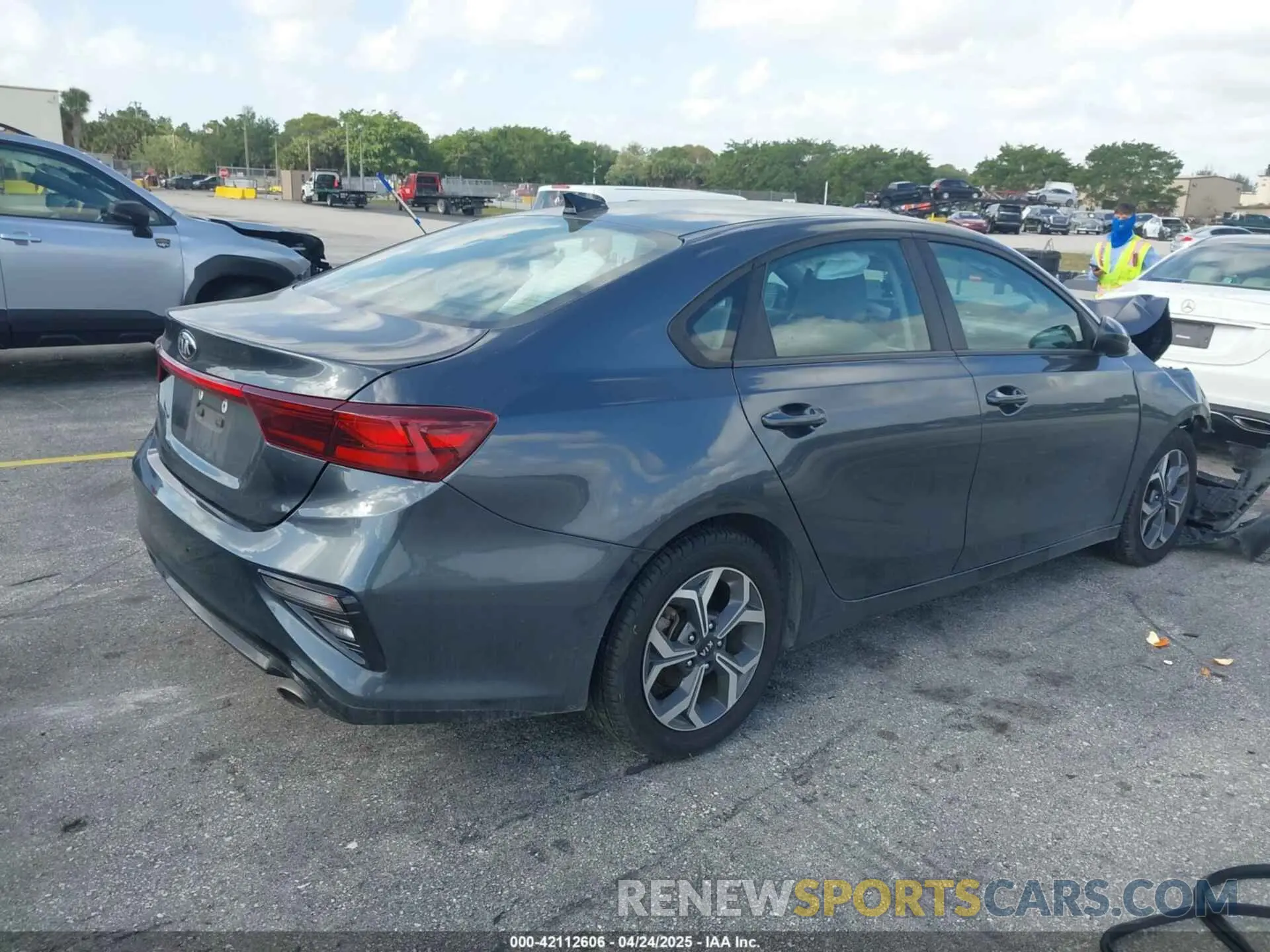4 Фотография поврежденного автомобиля 3KPF24AD7LE164841 KIA FORTE 2020