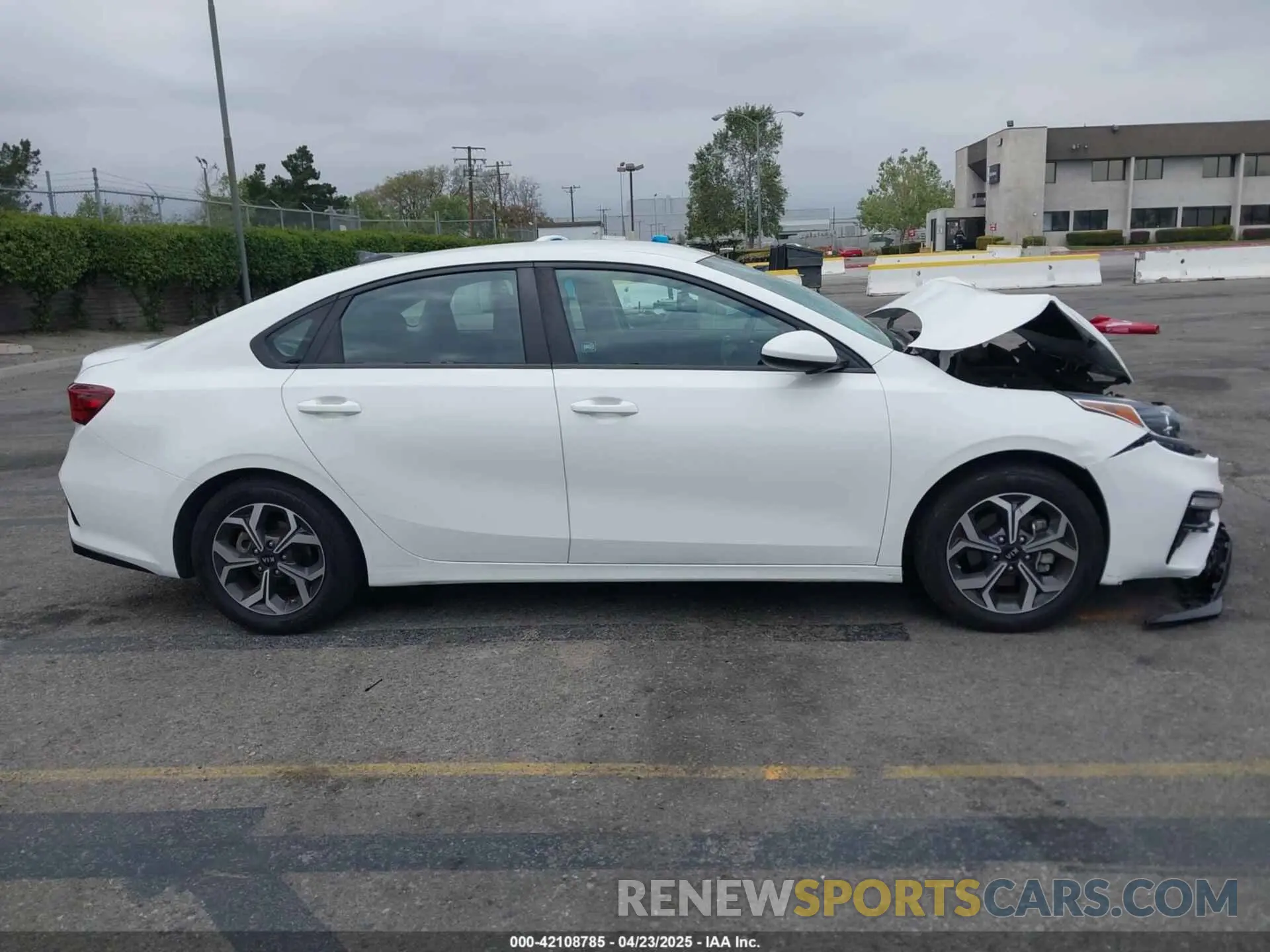 13 Photograph of a damaged car 3KPF24AD8LE185214 KIA FORTE 2020