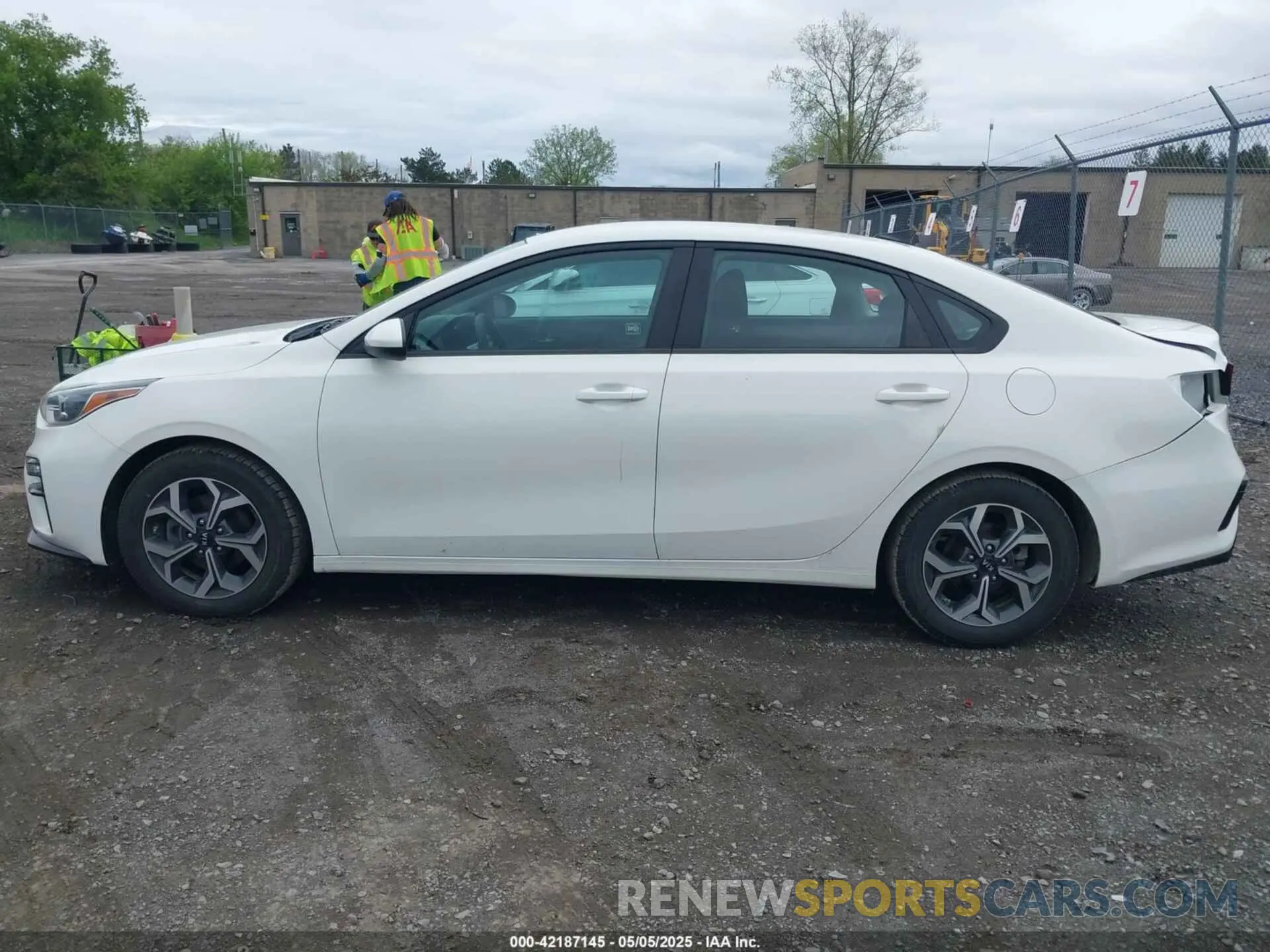 15 Photograph of a damaged car 3KPF24ADXLE245073 KIA FORTE 2020