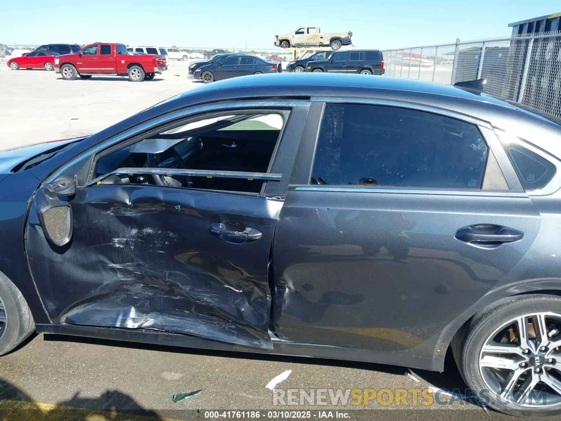 17 Photograph of a damaged car 3KPF54AD2LE152474 KIA FORTE 2020
