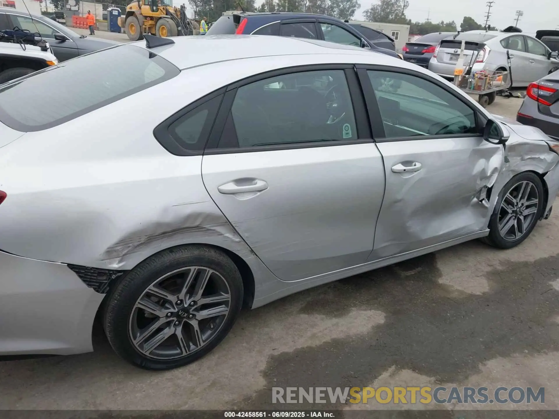 17 Photograph of a damaged car 3KPF54AD5LE212621 KIA FORTE 2020