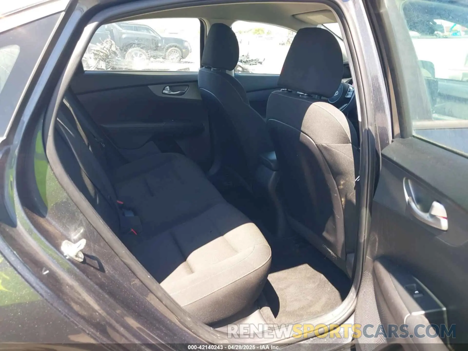 8 Photograph of a damaged car 3KPF24AD0ME302981 KIA FORTE 2021