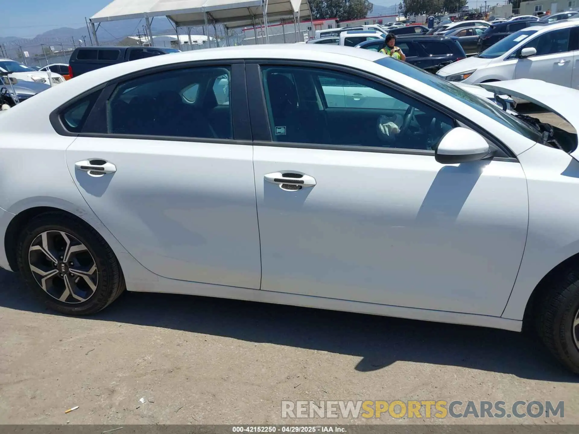 14 Photograph of a damaged car 3KPF24AD1ME309812 KIA FORTE 2021