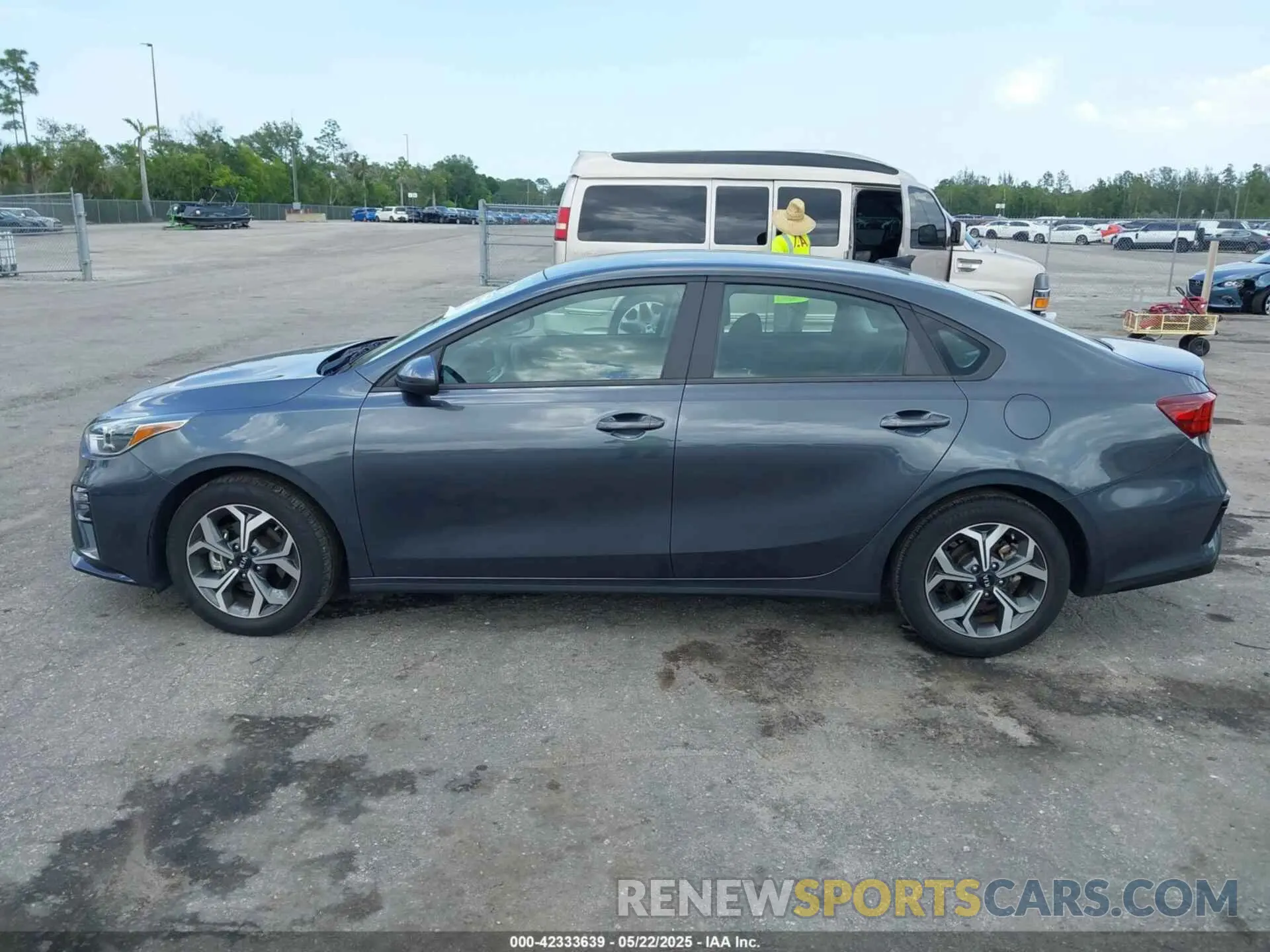 14 Photograph of a damaged car 3KPF24AD6ME371772 KIA FORTE 2021