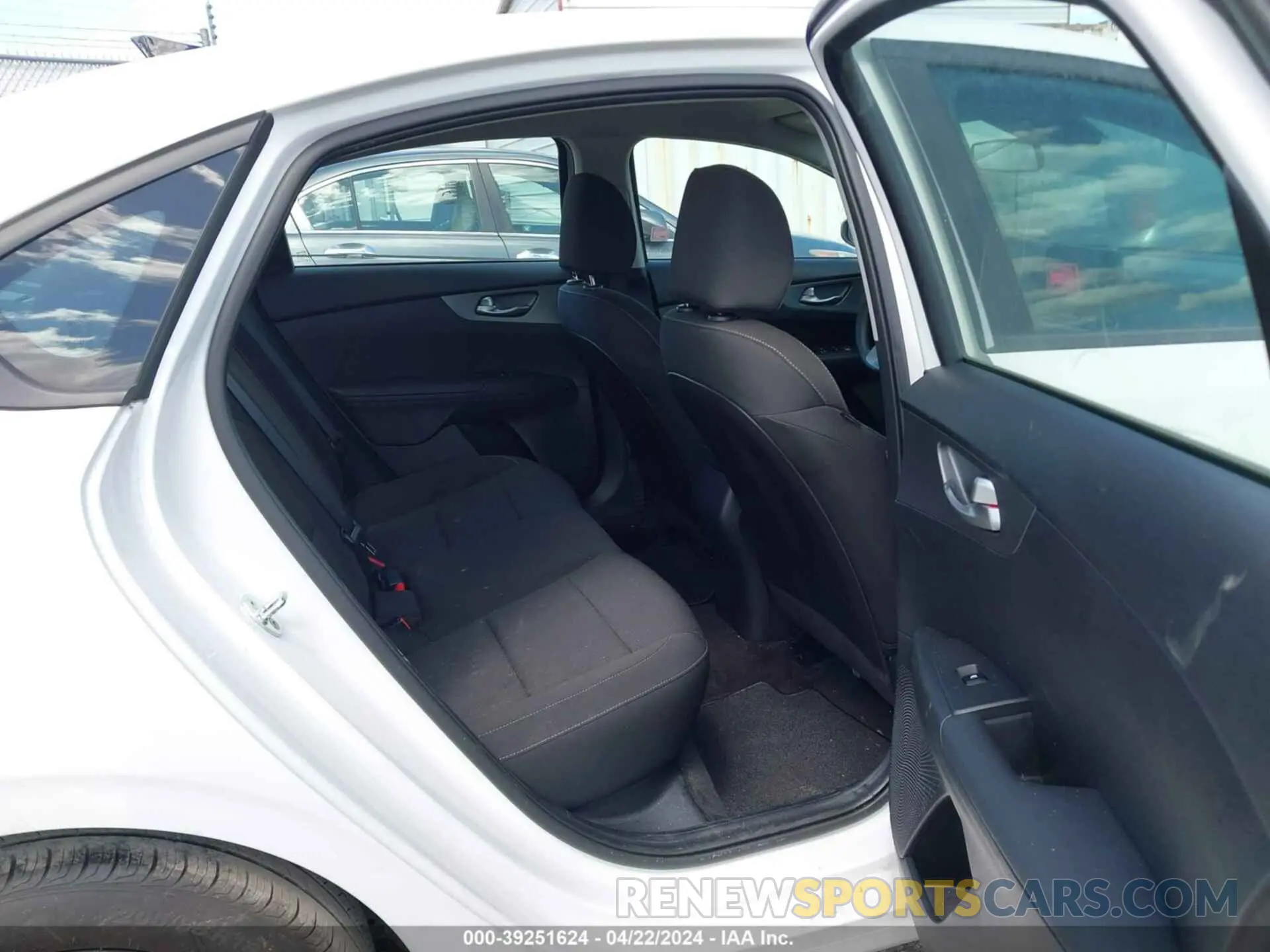 8 Фотография поврежденного автомобиля 3KPF24AD6ME386370 KIA FORTE 2021