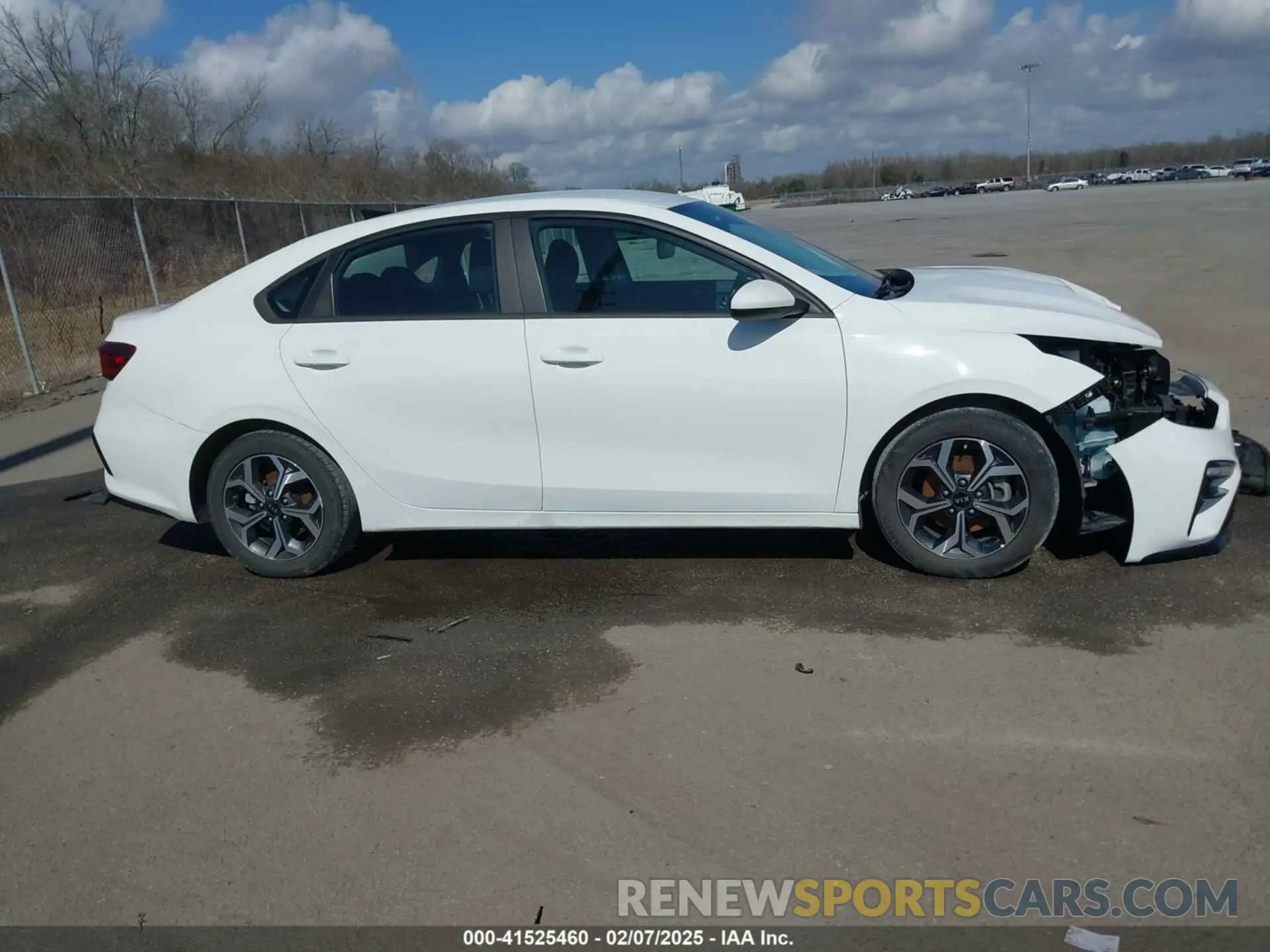 14 Photograph of a damaged car 3KPF24AD9ME312375 KIA FORTE 2021