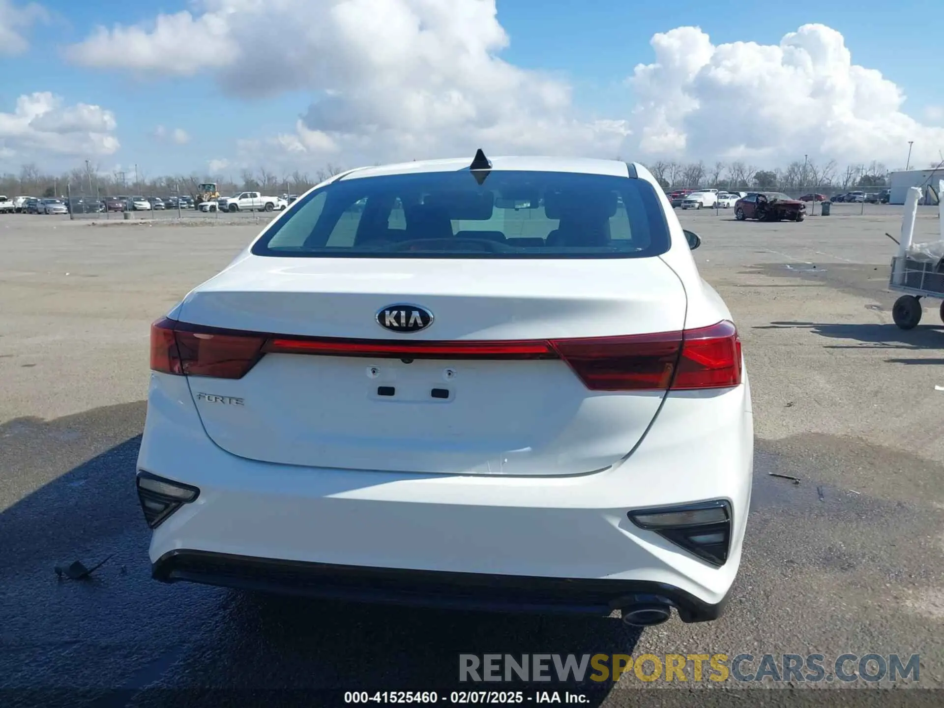 17 Photograph of a damaged car 3KPF24AD9ME312375 KIA FORTE 2021