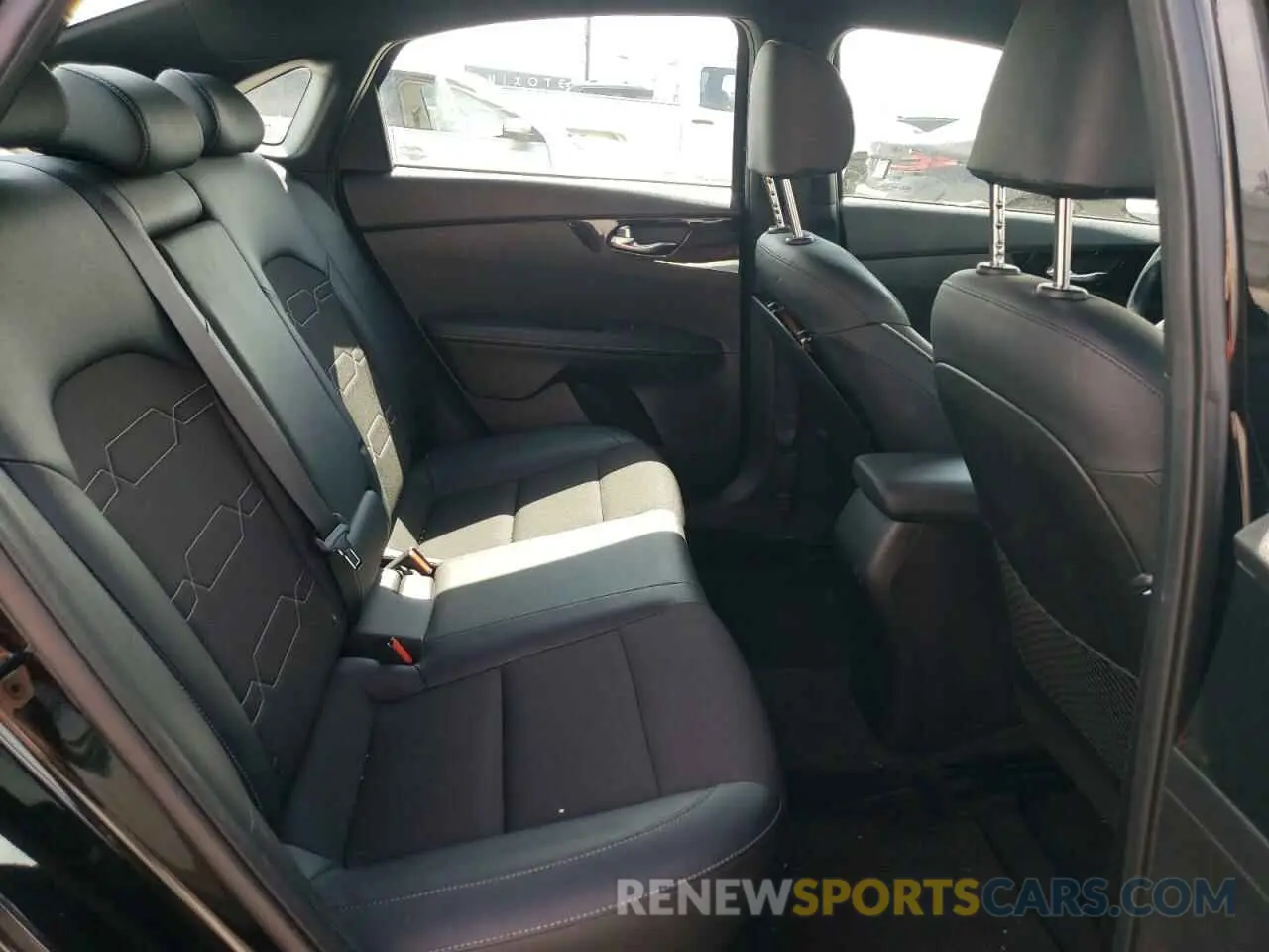 10 Фотография поврежденного автомобиля 3KPF34AD4ME317951 KIA FORTE 2021