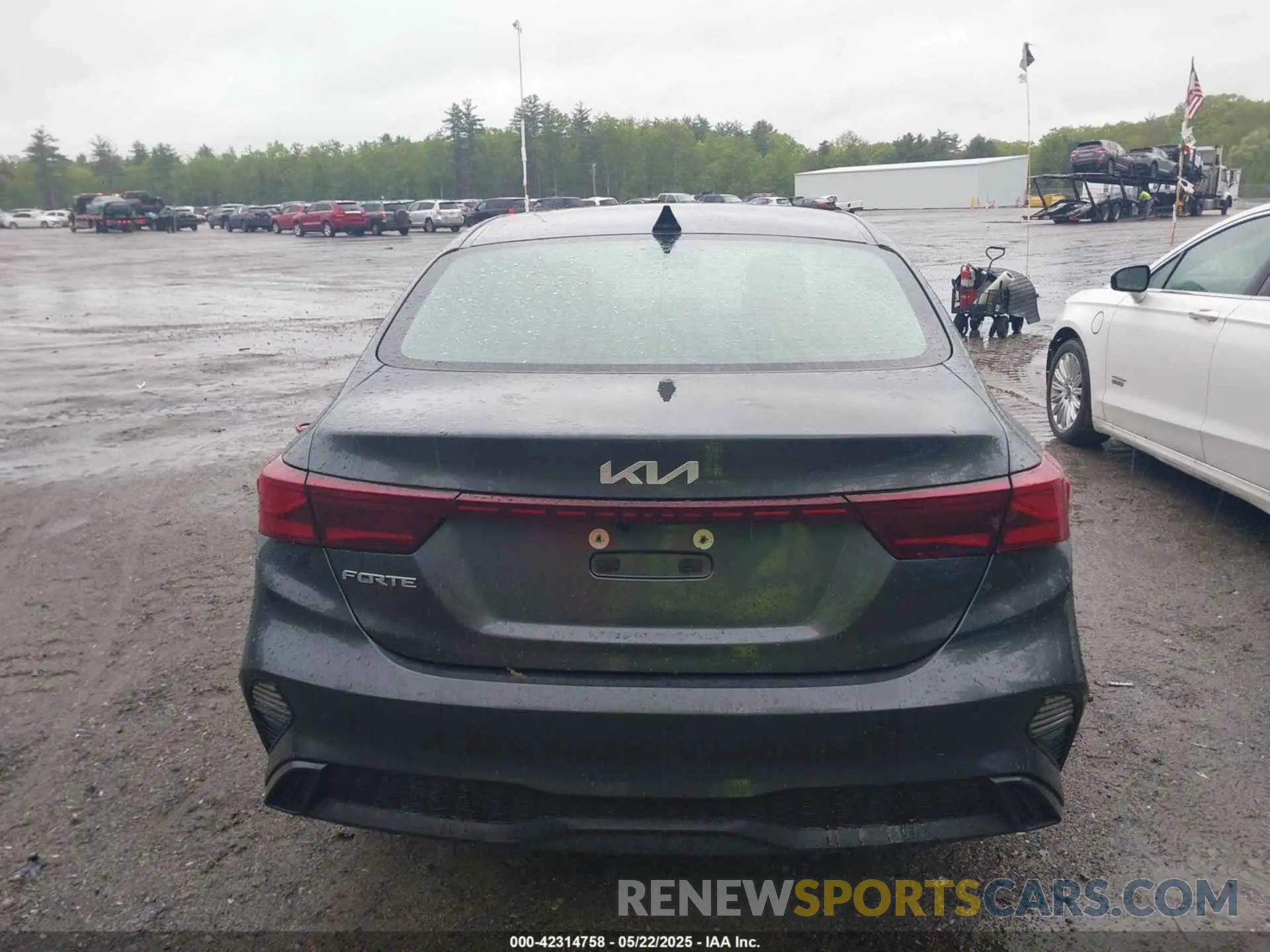17 Photograph of a damaged car 3KPF24AD0NE464353 KIA FORTE 2022