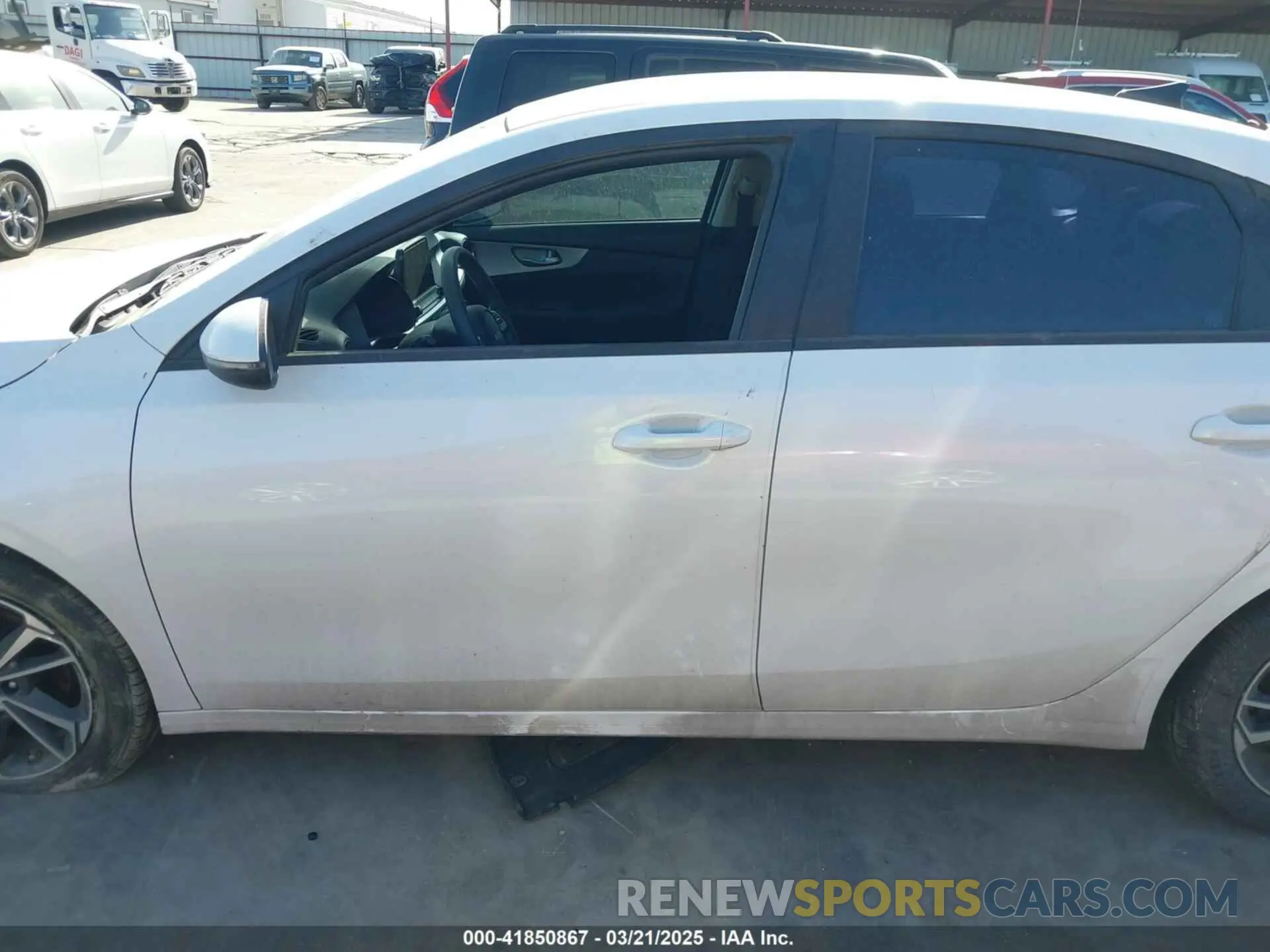 14 Photograph of a damaged car 3KPF24AD0NE474123 KIA FORTE 2022