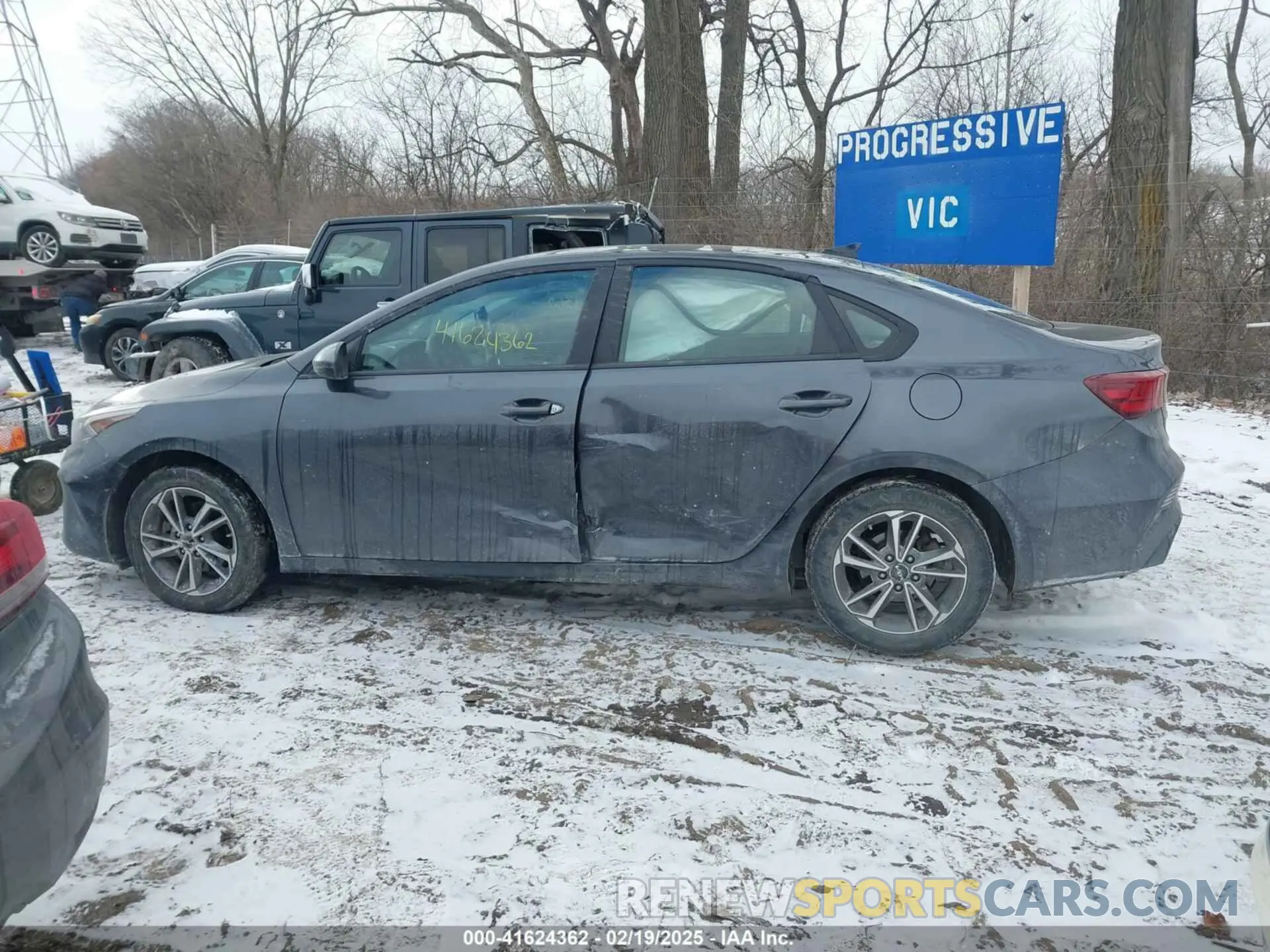 14 Photograph of a damaged car 3KPF24ADXNE435362 KIA FORTE 2022