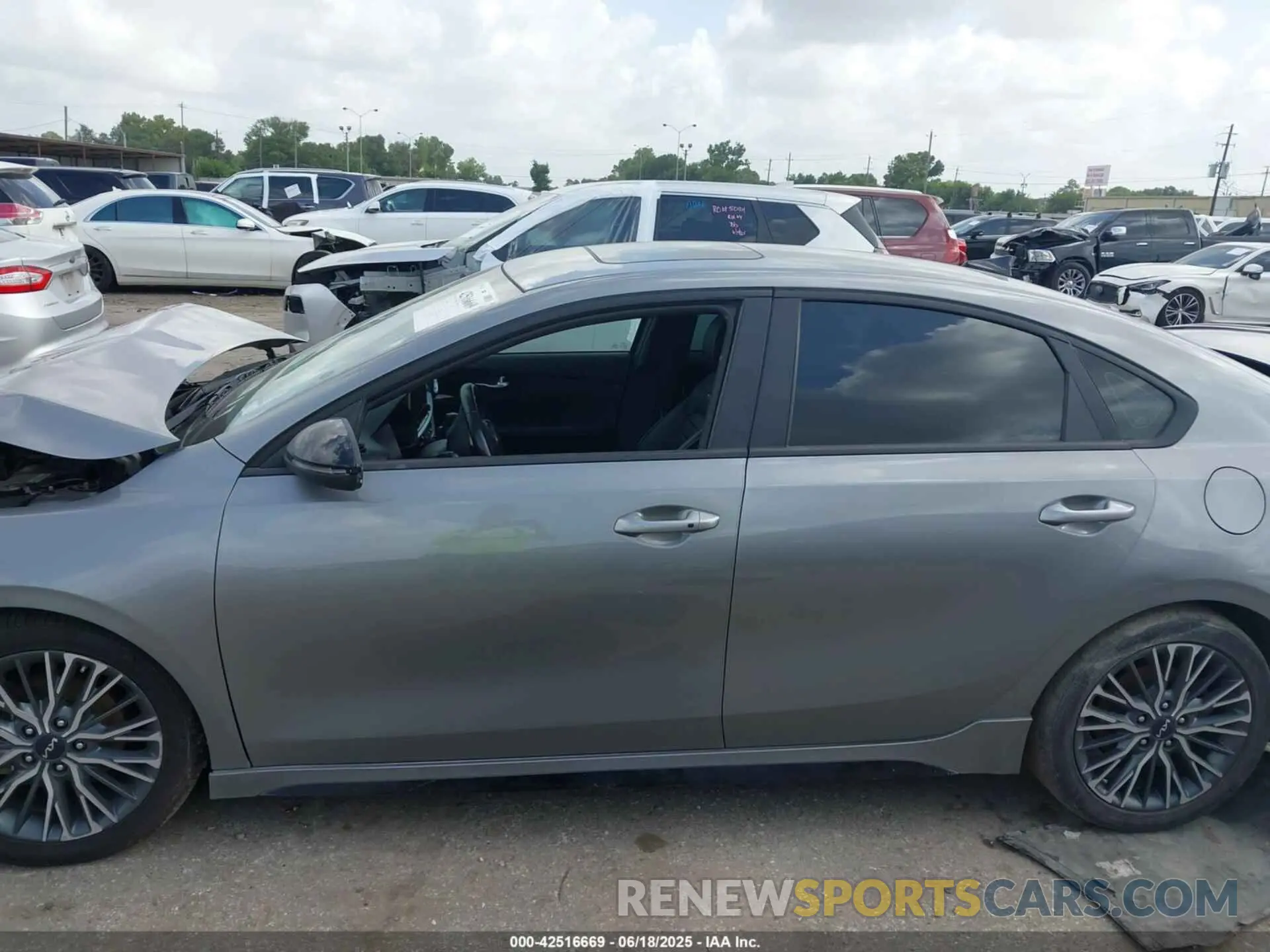 14 Photograph of a damaged car 3KPF54AD0NE488918 KIA FORTE 2022