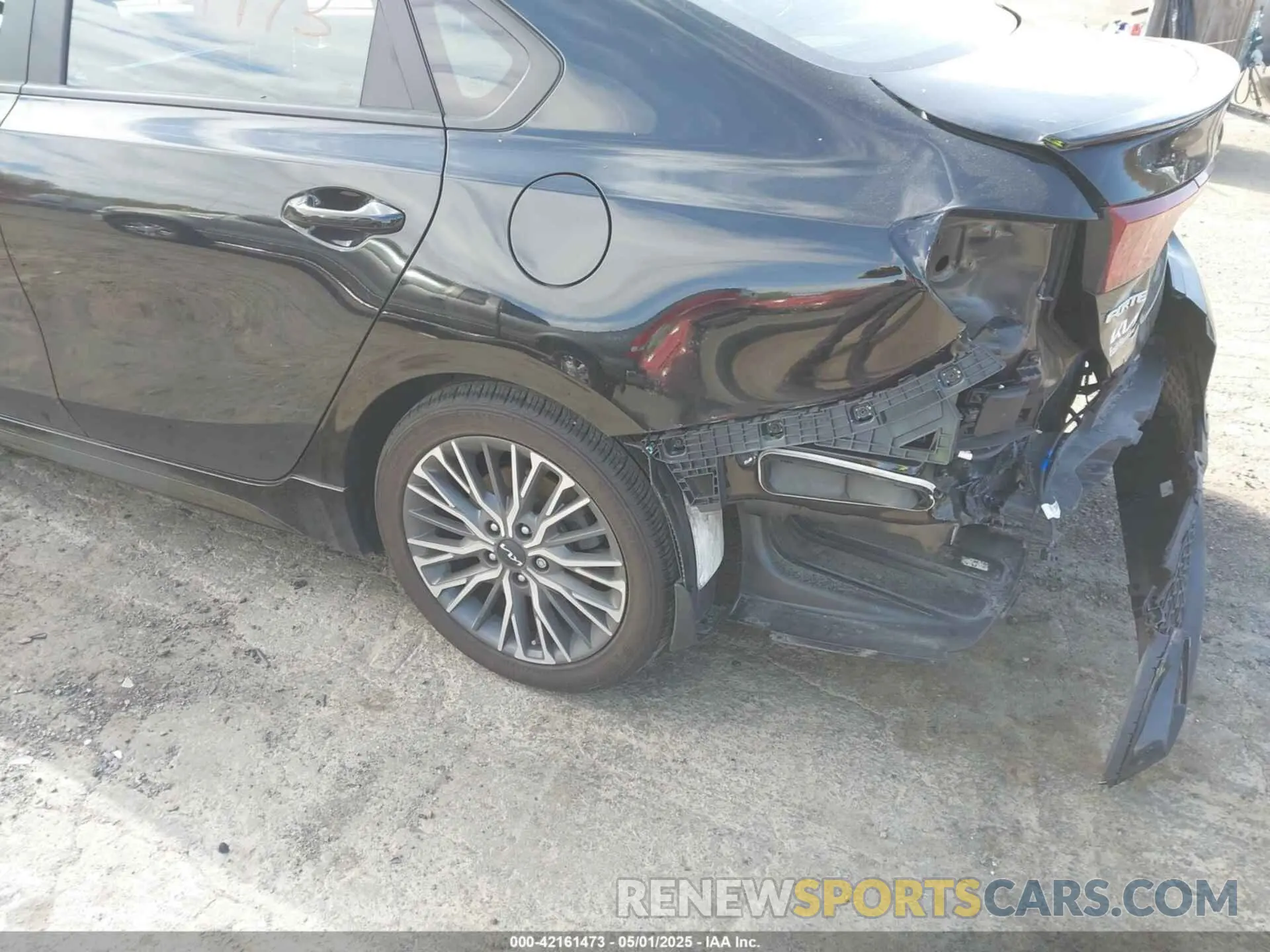 17 Photograph of a damaged car 3KPF54AD3NE495460 KIA FORTE 2022