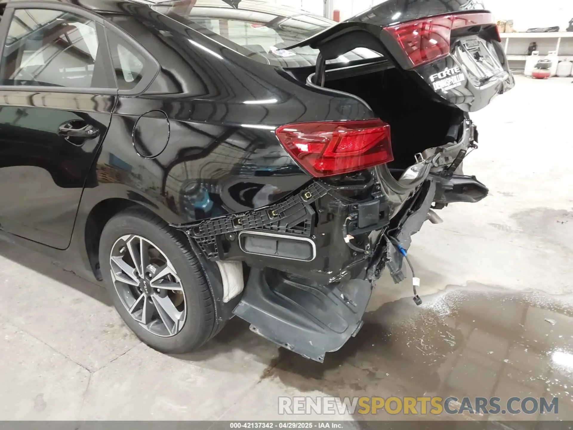 18 Photograph of a damaged car 3KPF24AD4PE646186 KIA FORTE 2023