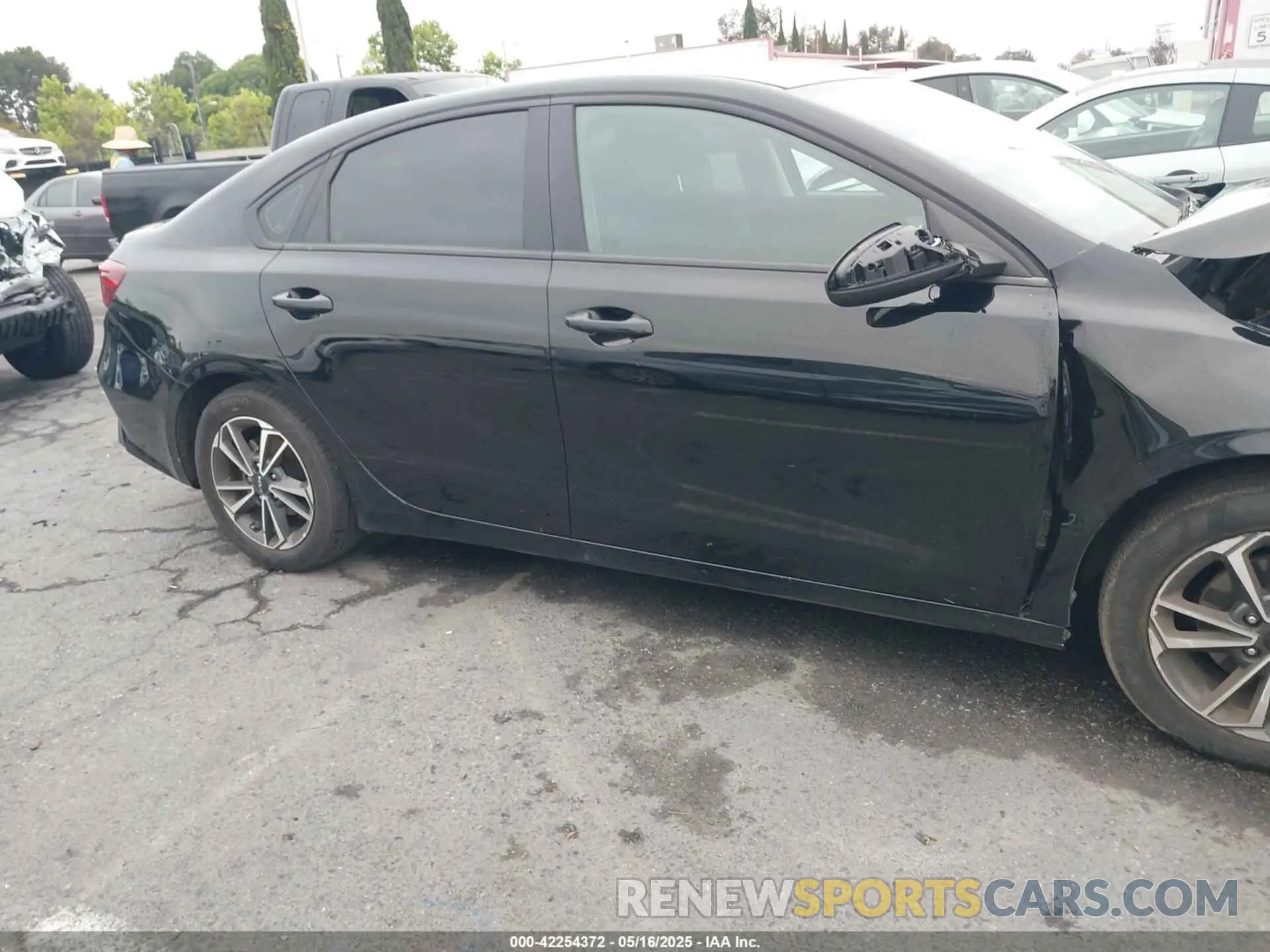 13 Photograph of a damaged car 3KPF24AD5PE584927 KIA FORTE 2023