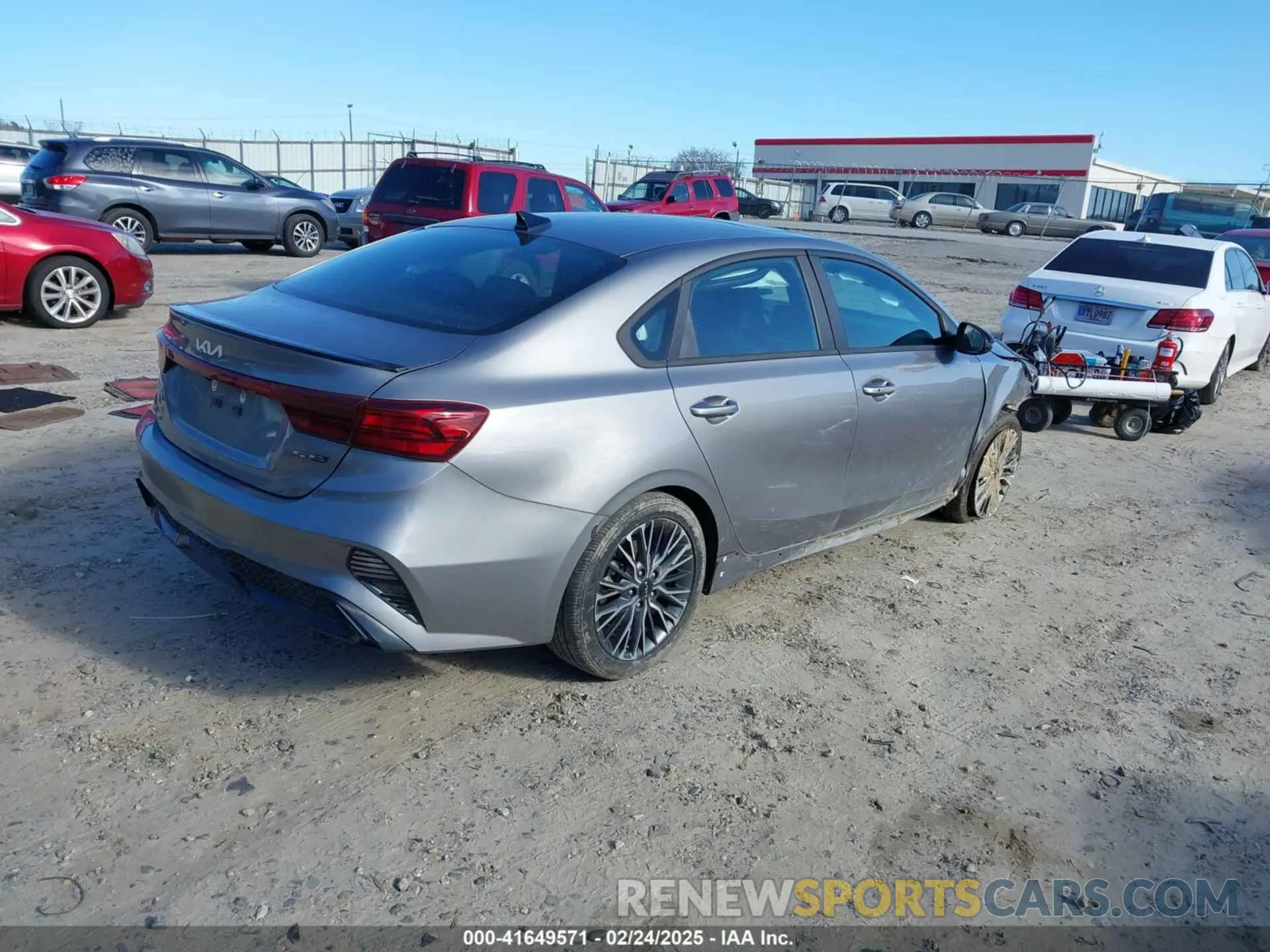 4 Фотография поврежденного автомобиля 3KPF54AD0PE556878 KIA FORTE 2023