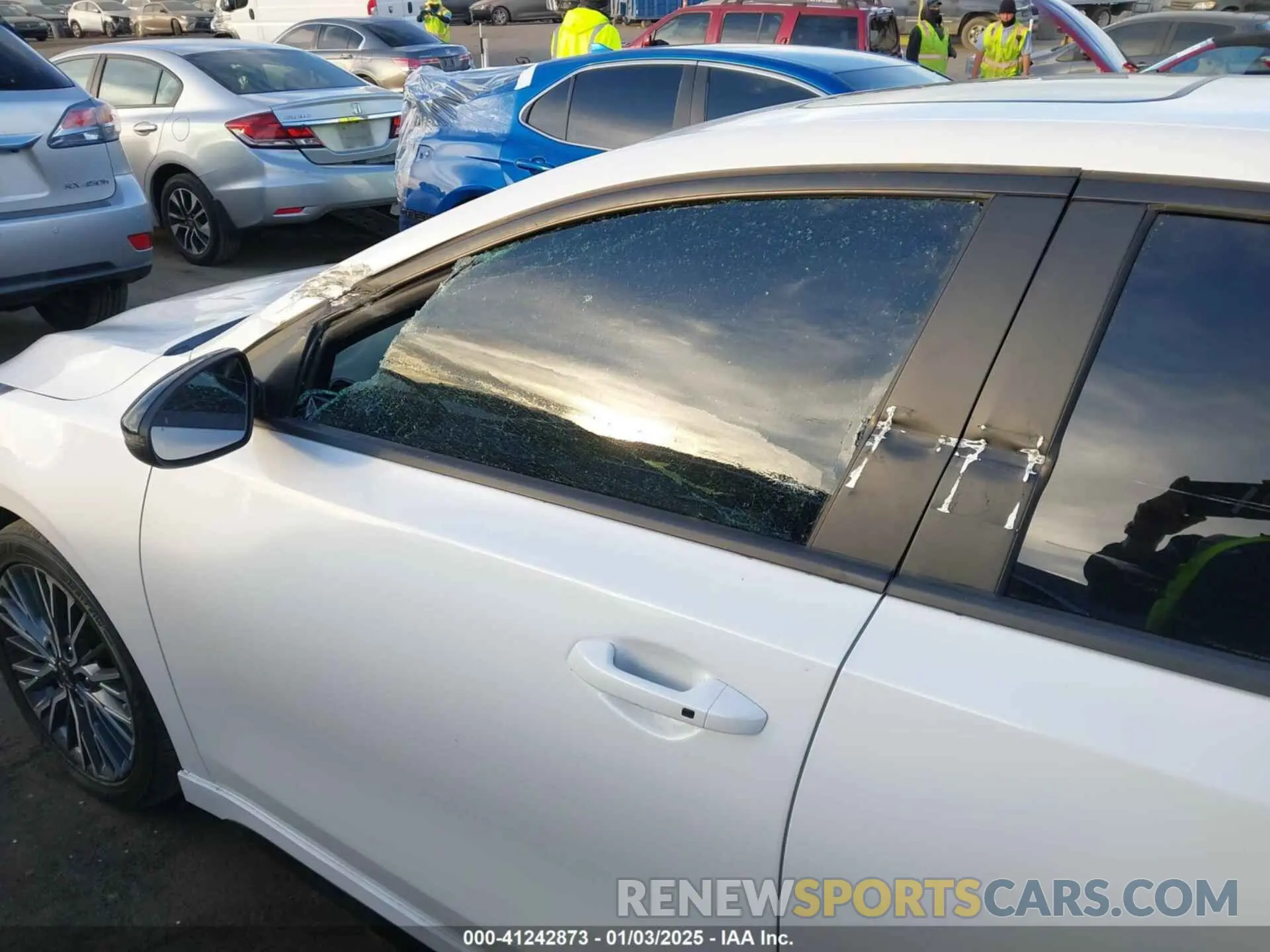 17 Photograph of a damaged car 3KPF54AD0PE673666 KIA FORTE 2023