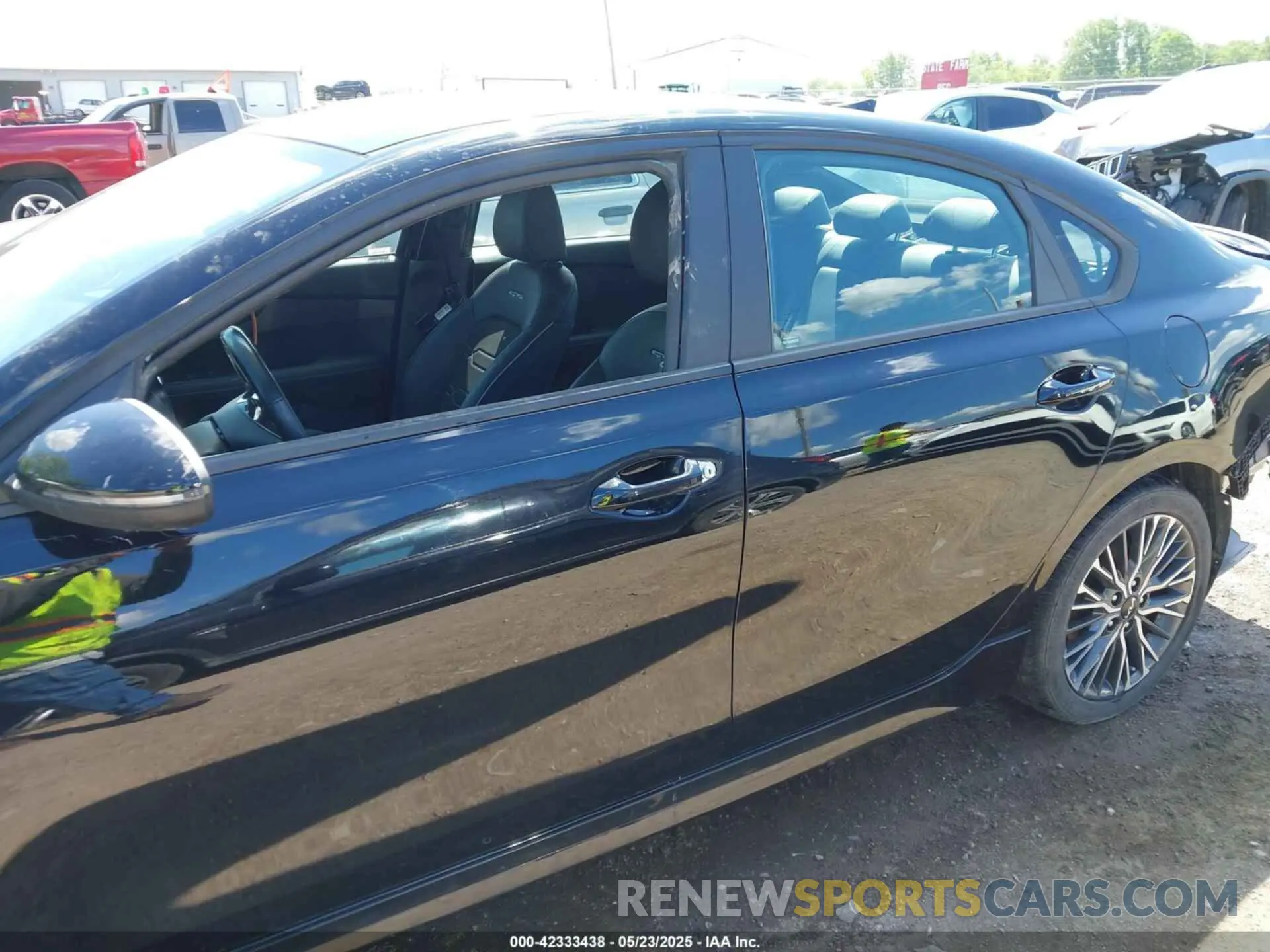 14 Photograph of a damaged car 3KPF54AD1PE558395 KIA FORTE 2023