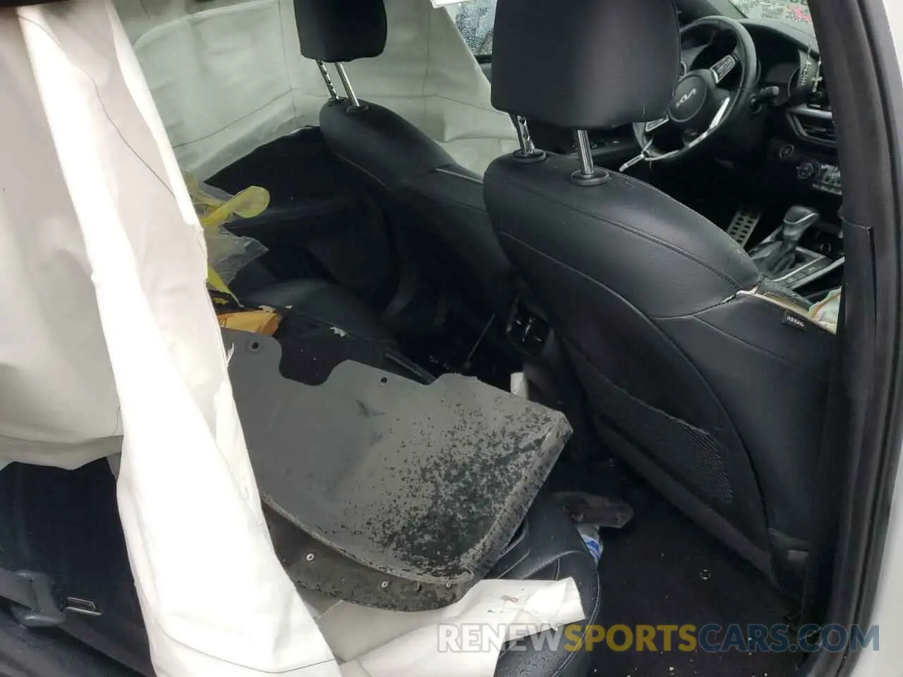 10 Photograph of a damaged car 3KPF54AD3PE613817 KIA FORTE 2023