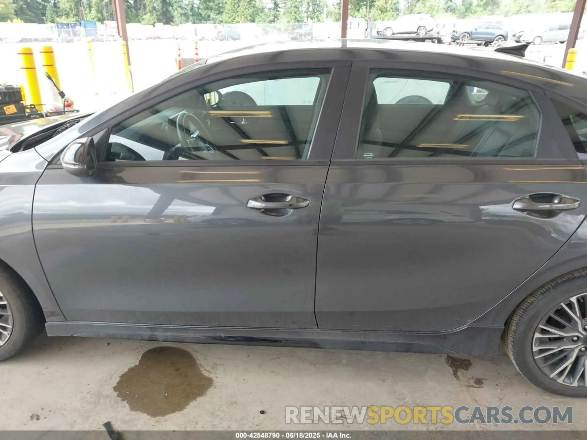 14 Photograph of a damaged car 3KPF54AD4PE664825 KIA FORTE 2023