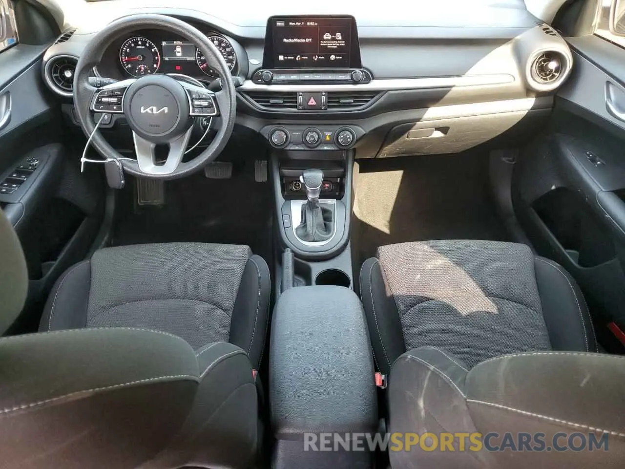 8 Фотография поврежденного автомобиля 3KPF24AD2RE747052 KIA FORTE 2024