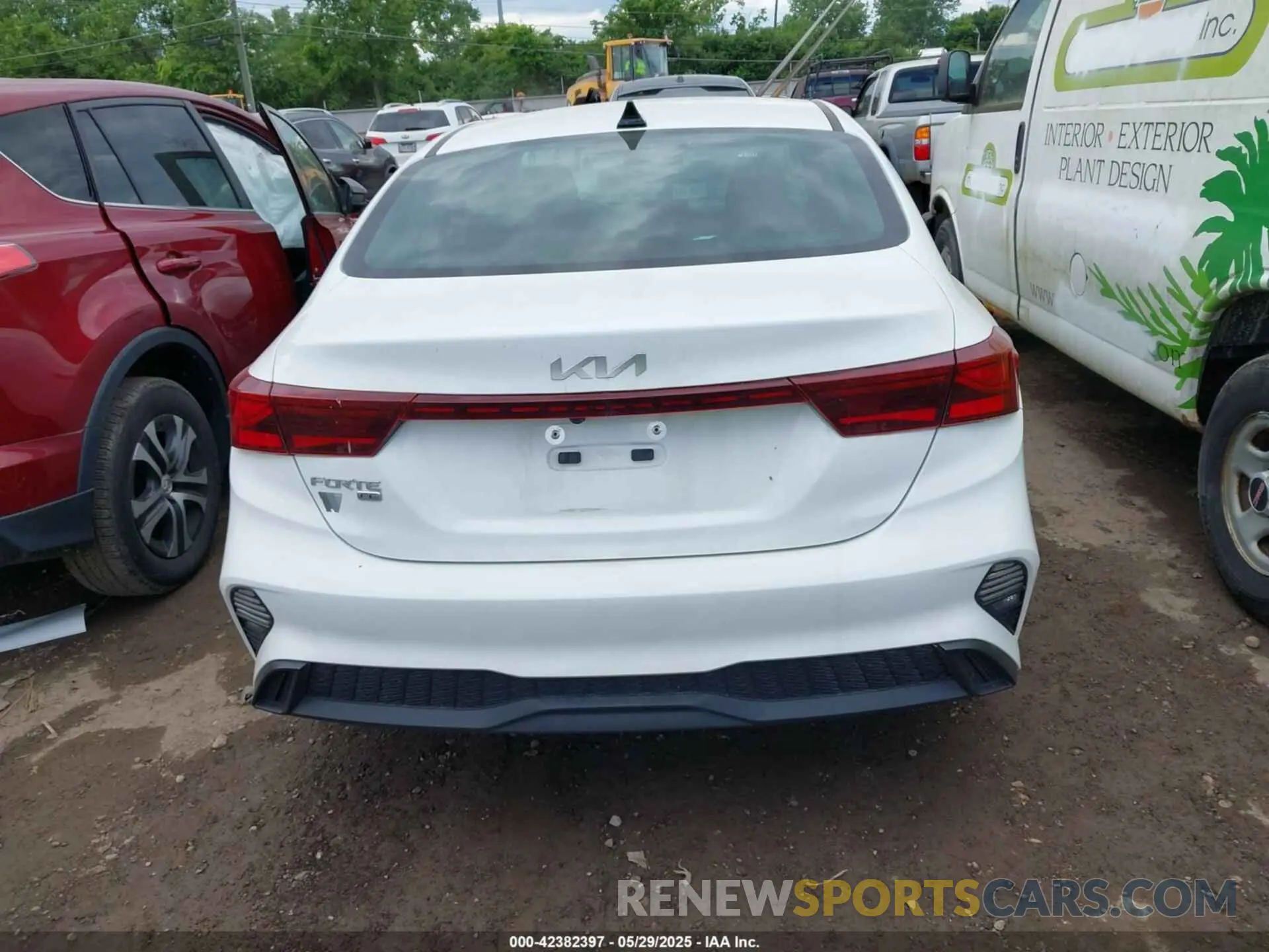16 Photograph of a damaged car 3KPF24ADXRE702151 KIA FORTE 2024