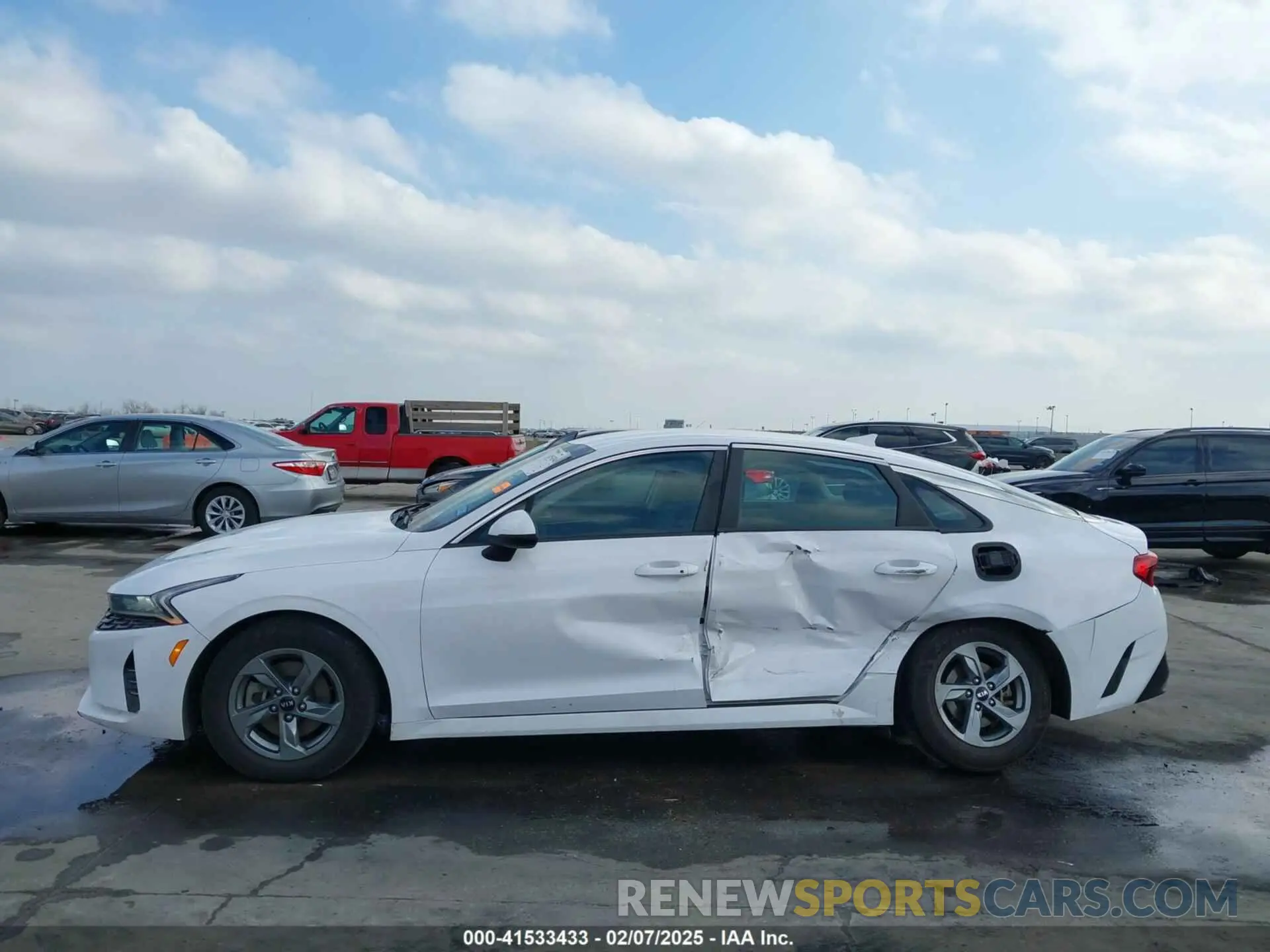 14 Photograph of a damaged car 5XXG14J21MG009202 KIA K5 2021