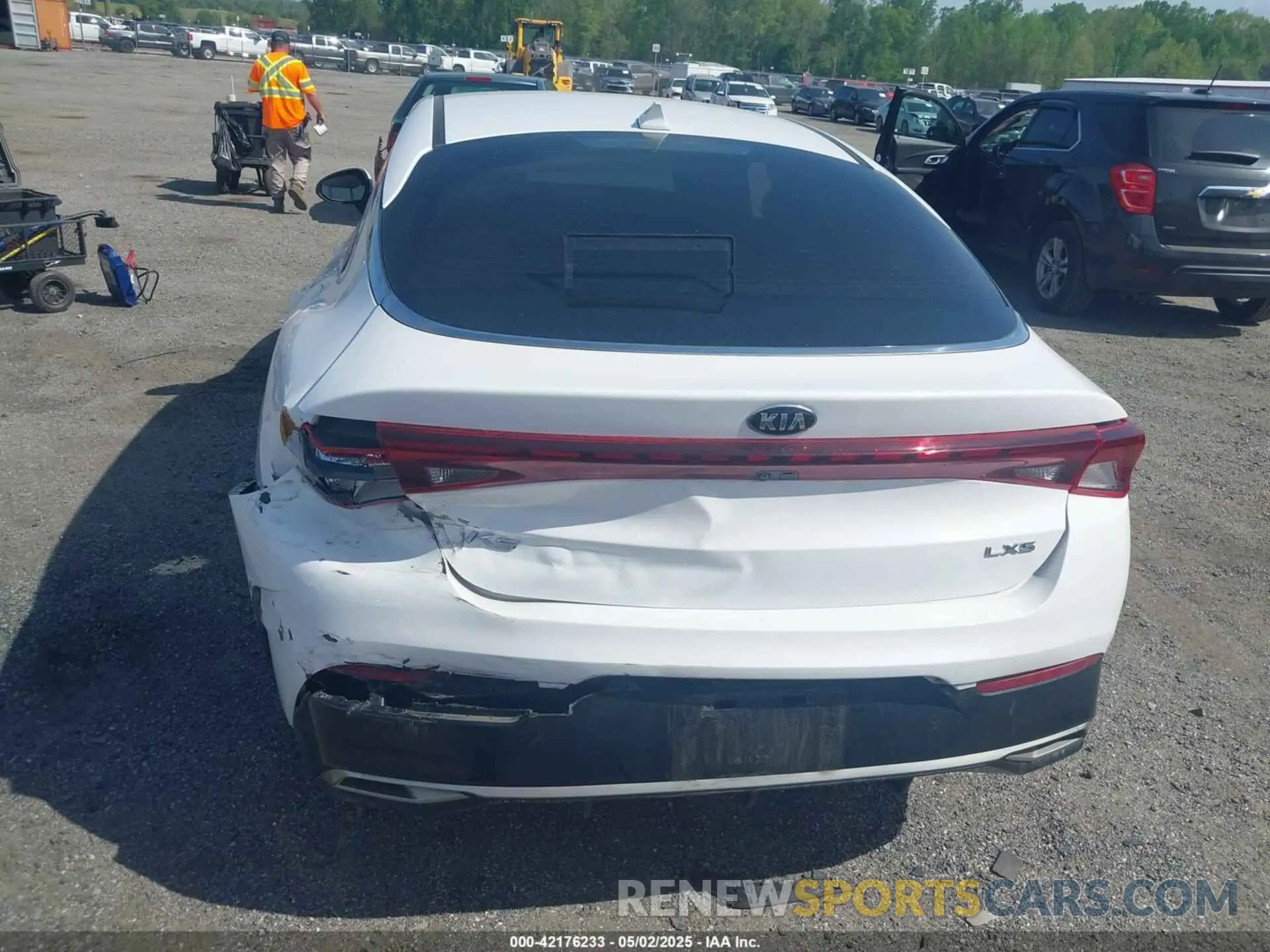 16 Photograph of a damaged car 5XXG14J21MG081596 KIA K5 2021