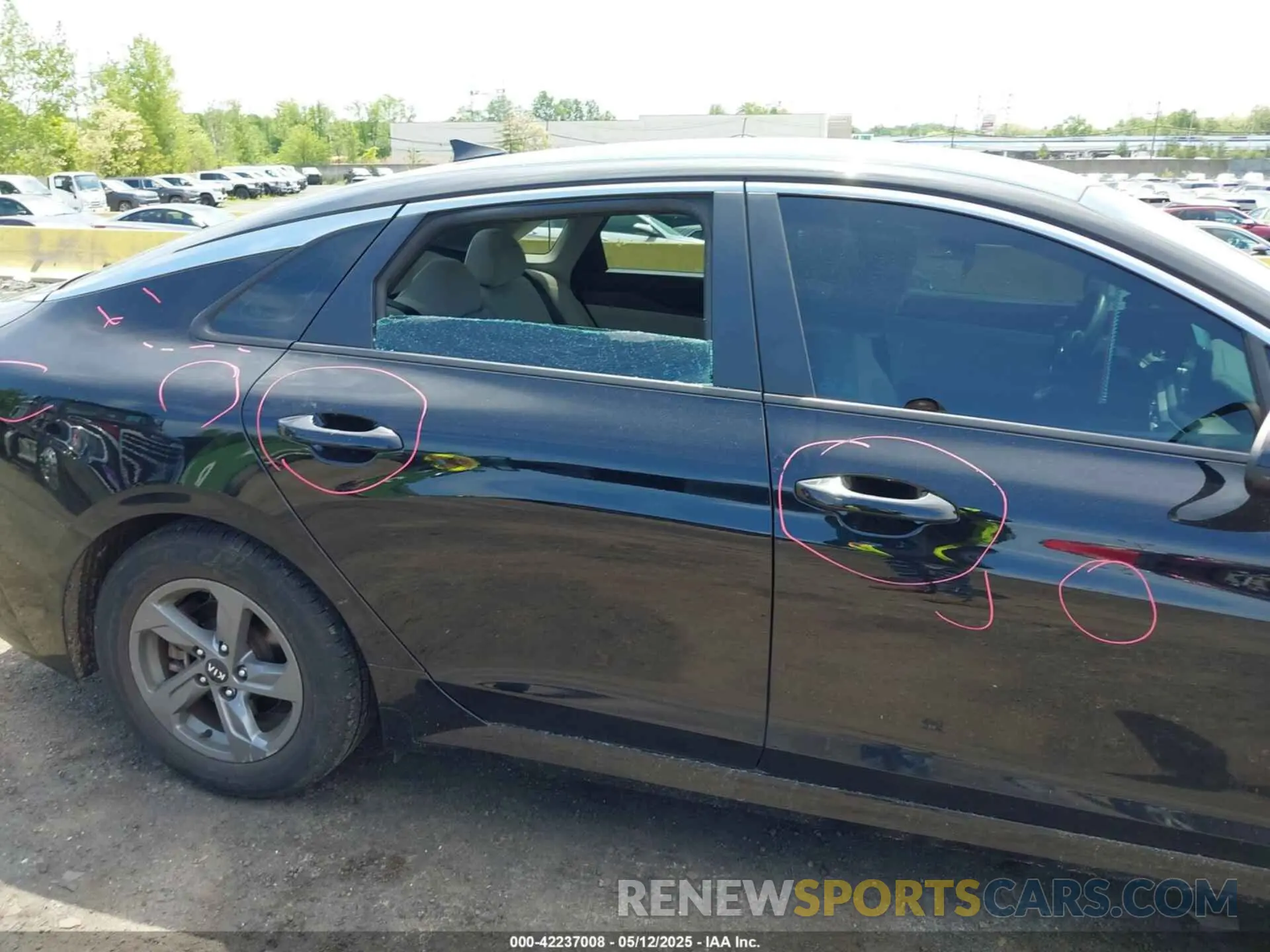 17 Photograph of a damaged car 5XXG14J25MG052084 KIA K5 2021