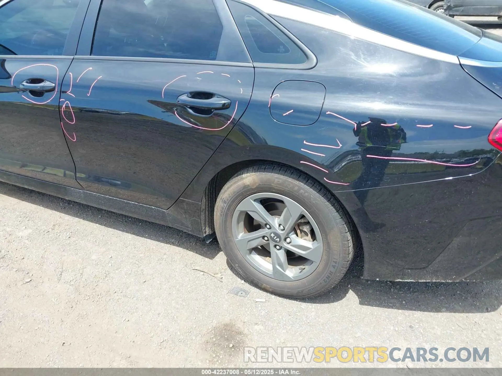 18 Photograph of a damaged car 5XXG14J25MG052084 KIA K5 2021