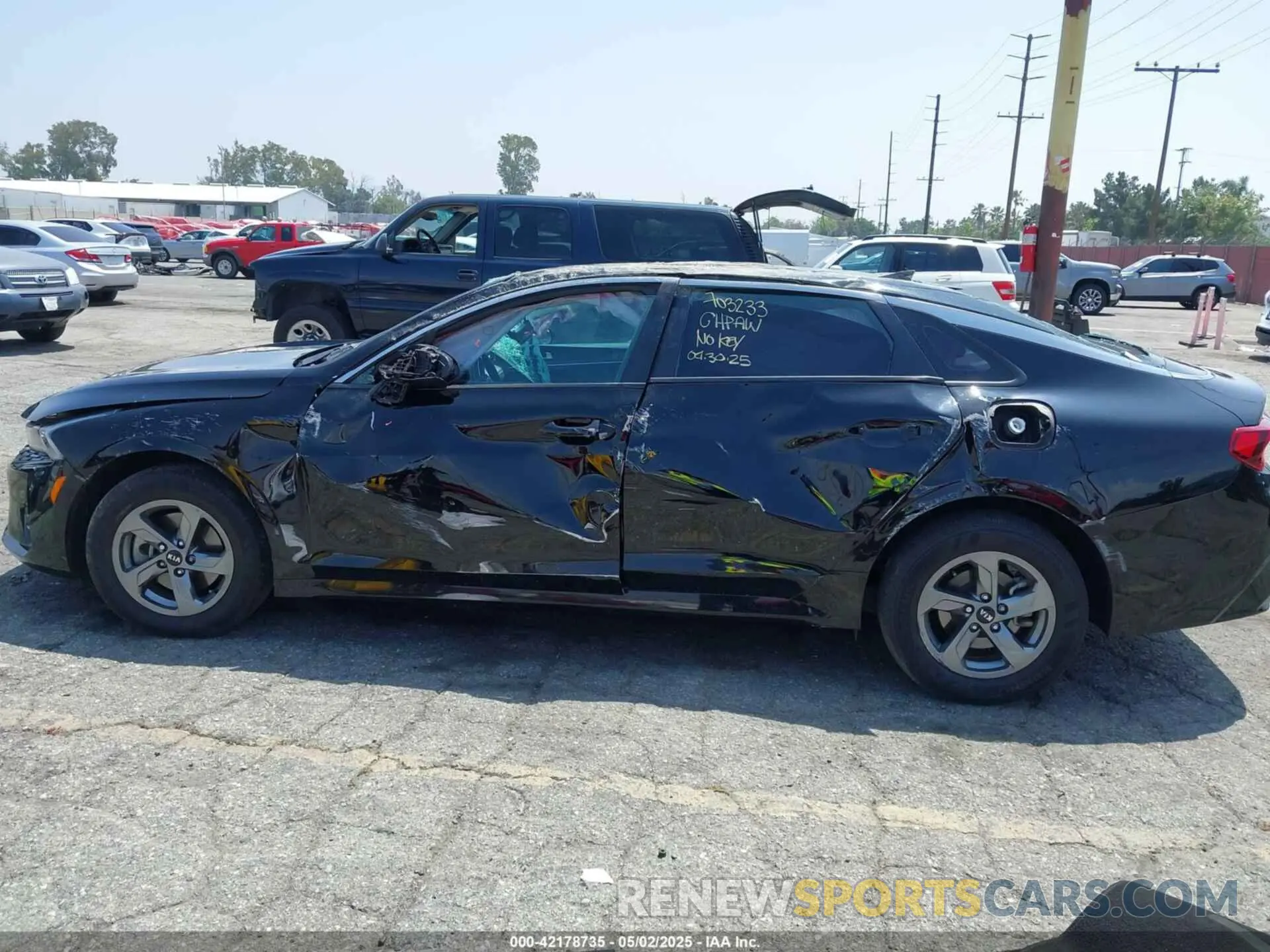 14 Photograph of a damaged car 5XXG14J2XMG072542 KIA K5 2021