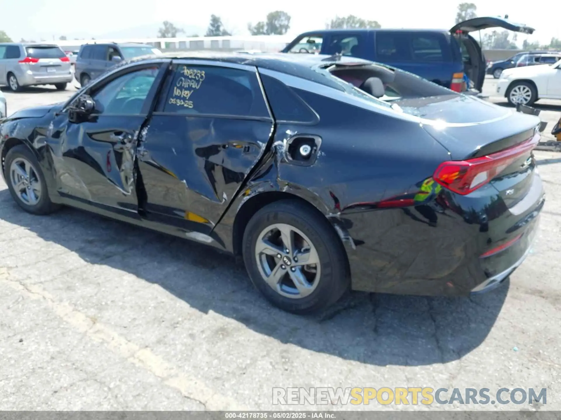3 Photograph of a damaged car 5XXG14J2XMG072542 KIA K5 2021