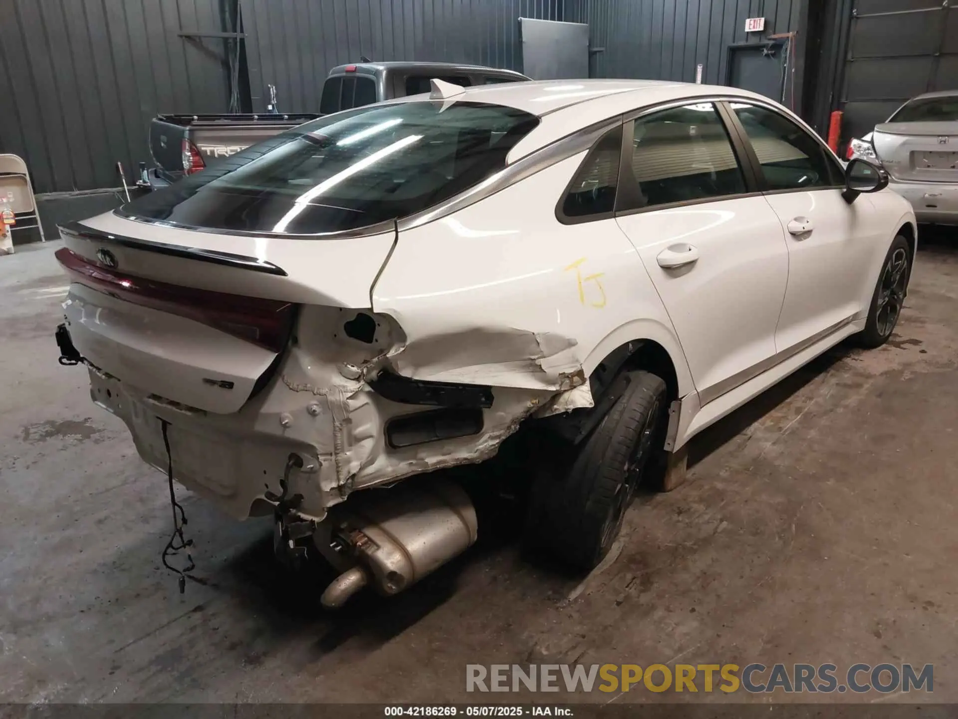 4 Photograph of a damaged car 5XXG64J24MG061165 KIA K5 2021