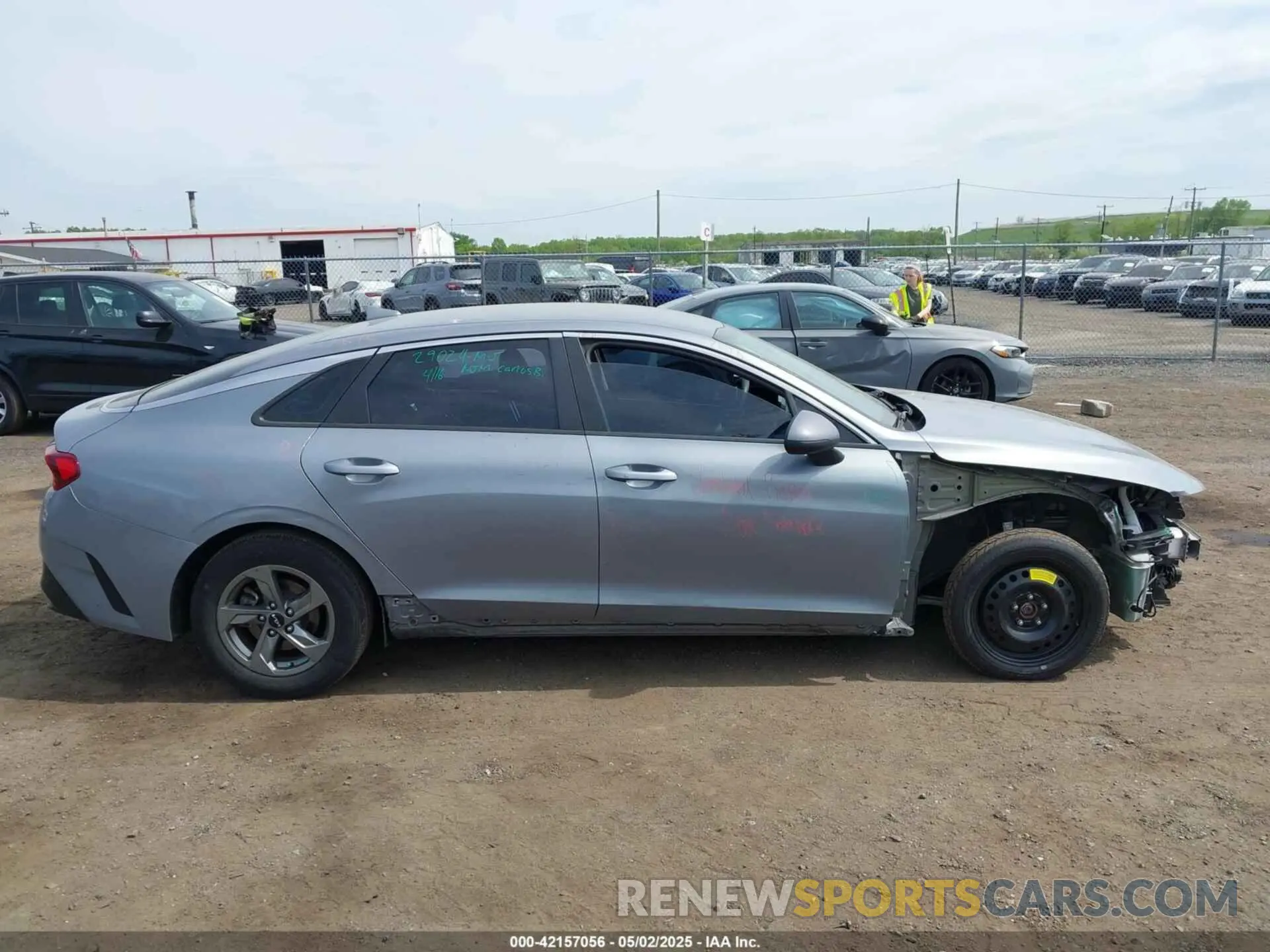 14 Photograph of a damaged car 5XXG14J21NG122942 KIA K5 2022
