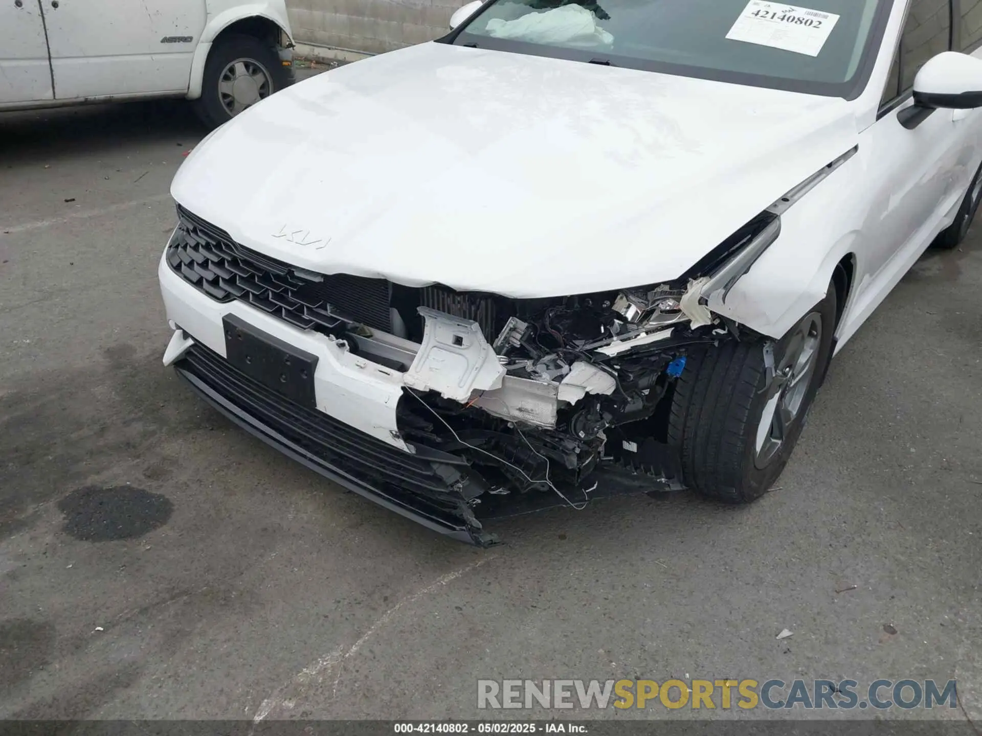6 Photograph of a damaged car 5XXG14J21NG132855 KIA K5 2022