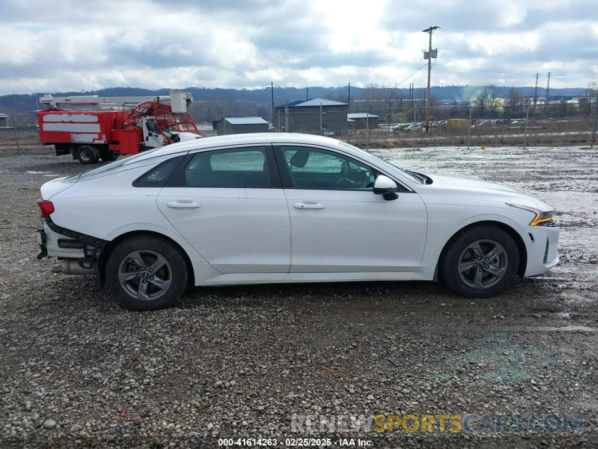14 Photograph of a damaged car 5XXG14J26NG106106 KIA K5 2022